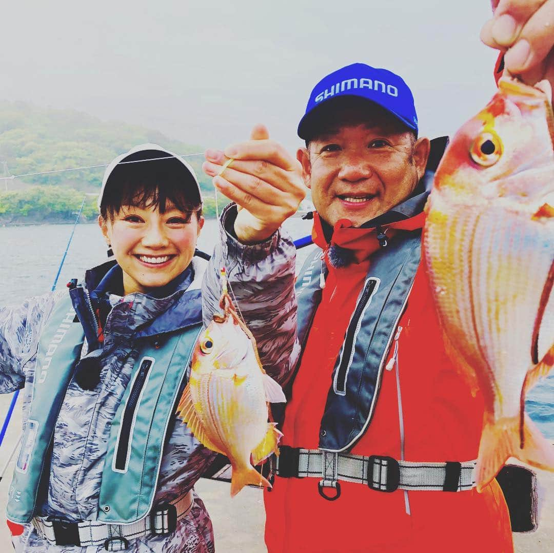 福島和可菜さんのインスタグラム写真 - (福島和可菜Instagram)「嬉しい初登場になります、 BS TBS 🐟釣り百景🐟 無事にロケが終わりました㊗️ 投げ釣りのスペシャリスト→日置淳さんとの釣り‪🎣‬本格的な投げ釣りには初挑戦でしたが、本当に面白かった🎵🎵🎵🎵🎵 ドラマがありまくりです‼️放送は…  5月23日(木) 22:00～22:54予定  絶対見て下さーい😍コチラの釣果はほんの一部 ✋  #詳しい #釣果 #は #まだ内緒 #BS #TBS #釣り百景 #初登場 #嬉し過ぎる #隠岐島 #西ノ島 #釣り #投げ釣り #最高 #新たなジャンル #love #fishing #雨だったけど #心は晴天 #SHIMANO #シマノ #レンコダイ #鯛 #美しい #beautiful #🐟 #‪🎣‬」4月26日 23時31分 - fukushimawakana