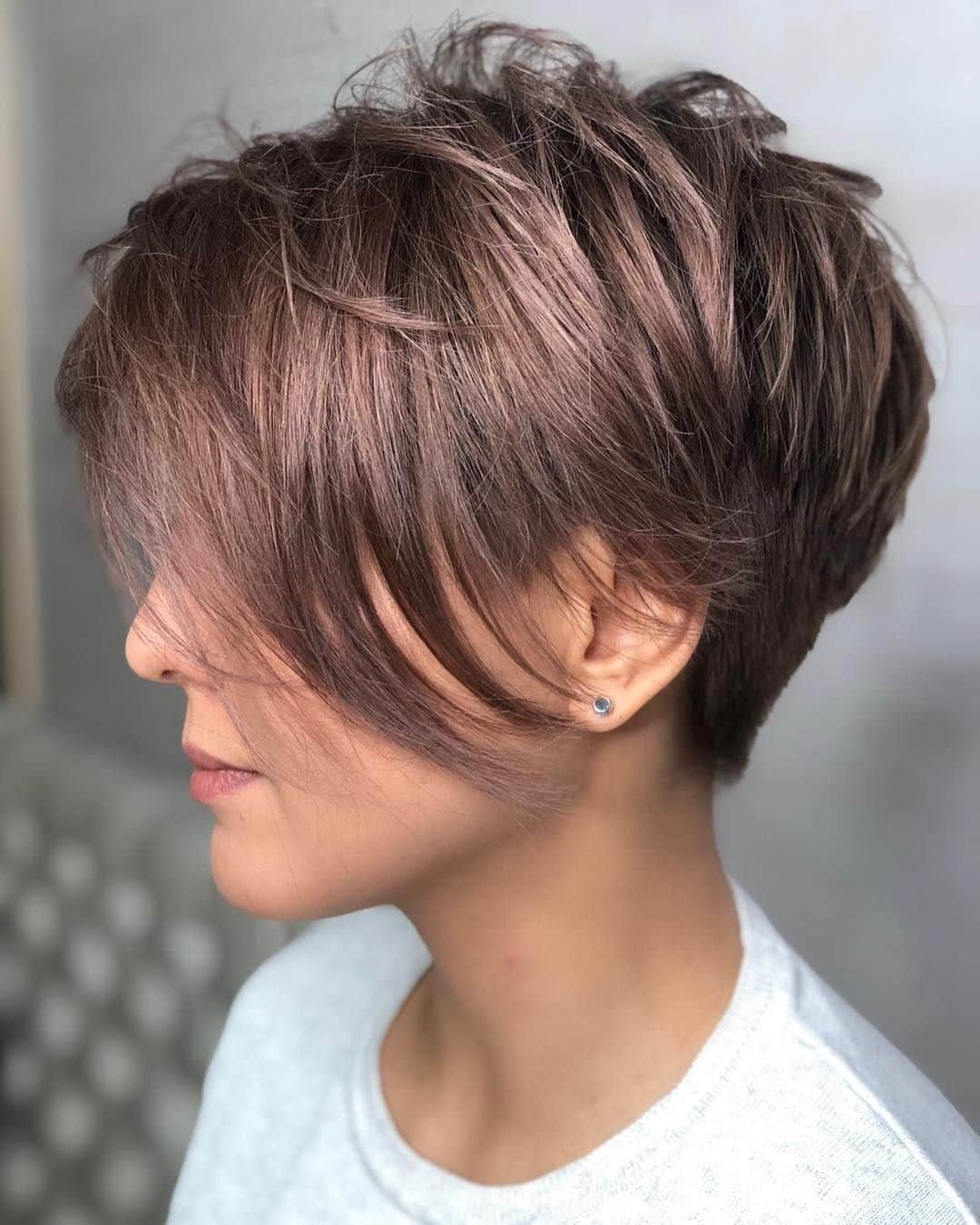 Sam Villaさんのインスタグラム写真 - (Sam VillaInstagram)「#ShortStyles are #trending for #summer. Do you see #pixies in your future? Whether you are cutting them or wearing one, this look has definitely has made a mainstream resurgence. ⠀ ⠀ #hair by @coloristsochi . ⠀ ⠀ If you are wanting to learn new techniques for creating an updated version of the classic #pixie, head over to the #SamVillaEducation Artist Studio and watch as Education Director Andrew Carruthers (@andrew.carruthers) demonstrates how to create contour and softness that's easily adaptable to your clientele. ⠀ ⠀ For $9.99/month you can subscribe to the Artist Studio and gain subscriber-only access to exclusive premium video content. With new videos released monthly, you will be able to watch unlimited streaming videos – anytime, anywhere. Head to the link in our bio for more information! ⠀ *⠀⠀⠀⠀ *⠀⠀⠀⠀ *⠀⠀⠀⠀ #SamVillaTools #SamVillaHair #SamVillaCommunity #shorthaircut #hairdressermagic #pixiehaircut #pixiecuts #pixie360 #shorthairrocks #hairdresserslay #shorthairstyle #hairlook #beautygram #hairdresserlife #beautytips #hairdressermagic #licensedtocreate #cosmoprofbeauty #behindthechair #btc #beautylaunchpad」4月26日 23時35分 - samvillahair