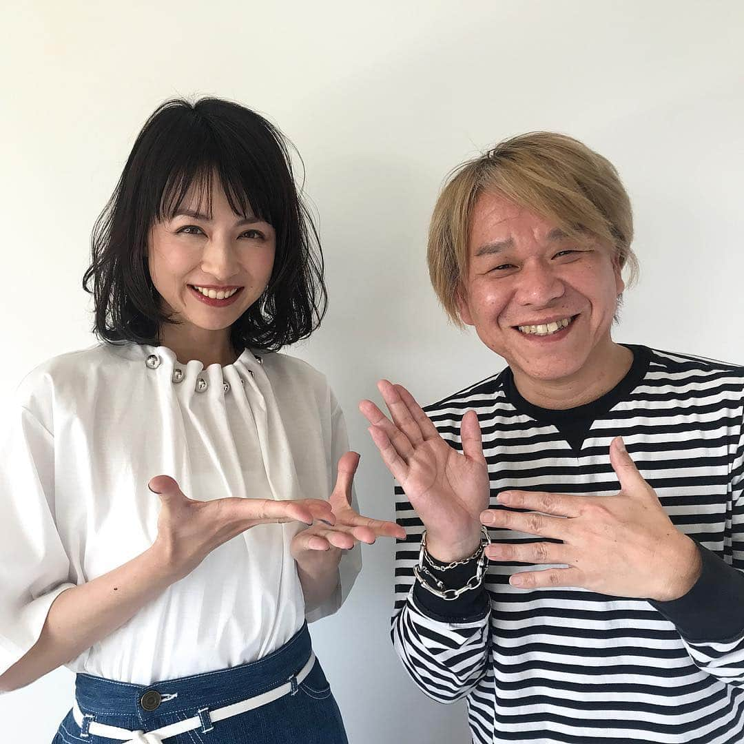 美ST編集部さんのインスタグラム写真 - (美ST編集部Instagram)「【撮影オフショット】 発売中の美ST6月号の特集は、令和時代の髪とメーク‼️フリーアナウンサーの平井理央さんも新時代前にヘアチェンジした人の1人です✨ カットしてくれたのはabbeyの松永さん。サラサラストレートのイメージの強かった平井さんも、軽やかな髪でグッと女っぽさがアップしたと思いませんか？💕詳しいポイントは本誌でバッチリ解説しています👌 . 明日からついに10連休！「どこに行っても混んでるからおうちでまったり」派ならば、、10日間でキレイになるチャンスです✨髪を切ったり、ボディケアに励んだり…発売中の美ST6月号にはそんな方のお役に立つ情報が盛り沢山！連休中のお供にぜひご覧くださいね😆 . #美ST編集部 #美ST #美スト #美容 #美魔女 #最新号 #令和 #ビューティ #美活 #ヘアカット #ヘアチェンジ #平成最後のヘアチェンジ #女子アナ #平井理央 #abbey #美容誌 #撮影裏話 #撮影秘話 #撮影オフショット #beauty #haircut #hairchange #美妝 #化妝品 #안티에이징 ================ 美容雑誌『美ST』編集部公式Instagramアカウントです！撮影の裏側や、最新コスメ・美容情報、最新号のお知らせなどを配信中。ぜひフォローしてくださいね。 ================」4月26日 23時37分 - be_story_official