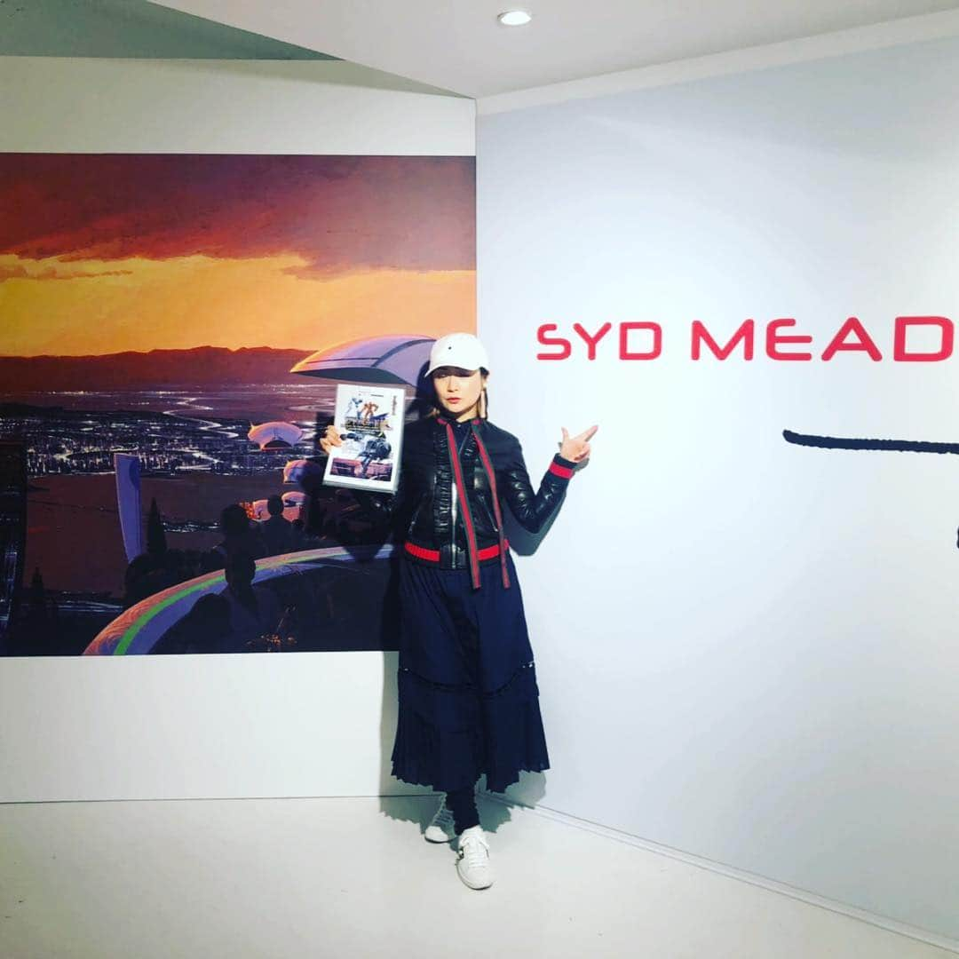 D[di:]さんのインスタグラム写真 - (D[di:]Instagram)「今日は、#シドミード展 の内覧会にお呼ばれ。ってか、シドミードって誰だっけ〜🙃なんて、あまりにも恐れ多い状態🥶で前情報も入れずにU谷女史に呼ばれてホイホイ行ったとゆう…バカバカ！🤢D[di:]のバカ‼️シドミードっつったら、ブレードランナーやトロンやらのビジュアルフャーチャリストやんか〜‼️ や ば す ぎ る ‼️スンバラしすぎる作品のオンパレードで膝がガクガクしはじめたよ‼️ガンダムや宇宙戦艦ヤマトの諸々のデザインもやっていたってよ‼️どのビジュアルもイラストボードに不透明水彩絵の具ガッシュで描かれているんだが、現在おん歳85歳にしてブレなし‼️パネぇったらねぃよ‼️こりゃもう、目をかっぽじって見たほうが良きよ‼️4月27日〜5月19日まで‼️ #シドミード #sydmead #何故か寄せ書きお願いされて描くもシドミード様が凄すぎて動揺隠せない私 #インタビューまで受けてしまったが完全にしどろもどろ #まじですごい技量すぎてもはや参拝の域 #3331がシドミード神社っしょ #SF好きならマストゴー #帰って図録凝視 #progressionstyo2019 #からのサムサラ打ち上げ #笑いすぎて顔が痛い #みんなまたね #2枚目は目が半眼だわ #ブレードランナーの世界ってば2019年なんだってよ #2010年間宇宙の旅も間に合ってないしシドミードのアート」4月26日 23時46分 - deeth