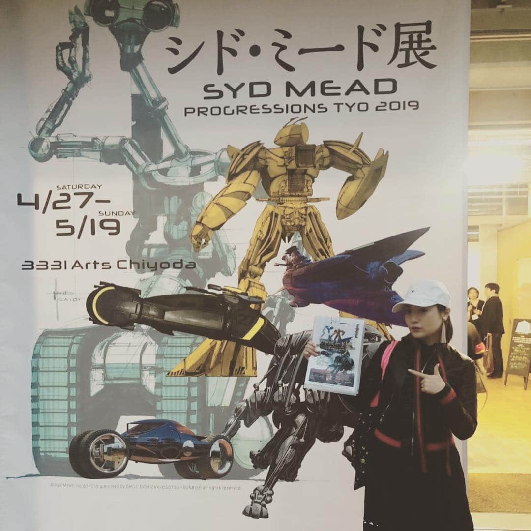 D[di:]のインスタグラム：「今日は、#シドミード展 の内覧会にお呼ばれ。ってか、シドミードって誰だっけ〜🙃なんて、あまりにも恐れ多い状態🥶で前情報も入れずにU谷女史に呼ばれてホイホイ行ったとゆう…バカバカ！🤢D[di:]のバカ‼️シドミードっつったら、ブレードランナーやトロンやらのビジュアルフャーチャリストやんか〜‼️ や ば す ぎ る ‼️スンバラしすぎる作品のオンパレードで膝がガクガクしはじめたよ‼️ガンダムや宇宙戦艦ヤマトの諸々のデザインもやっていたってよ‼️どのビジュアルもイラストボードに不透明水彩絵の具ガッシュで描かれているんだが、現在おん歳85歳にしてブレなし‼️パネぇったらねぃよ‼️こりゃもう、目をかっぽじって見たほうが良きよ‼️4月27日〜5月19日まで‼️ #シドミード #sydmead #何故か寄せ書きお願いされて描くもシドミード様が凄すぎて動揺隠せない私 #インタビューまで受けてしまったが完全にしどろもどろ #まじですごい技量すぎてもはや参拝の域 #3331がシドミード神社っしょ #SF好きならマストゴー #帰って図録凝視 #progressionstyo2019 #からのサムサラ打ち上げ #笑いすぎて顔が痛い #みんなまたね #2枚目は目が半眼だわ #ブレードランナーの世界ってば2019年なんだってよ #2010年間宇宙の旅も間に合ってないしシドミードのアート」