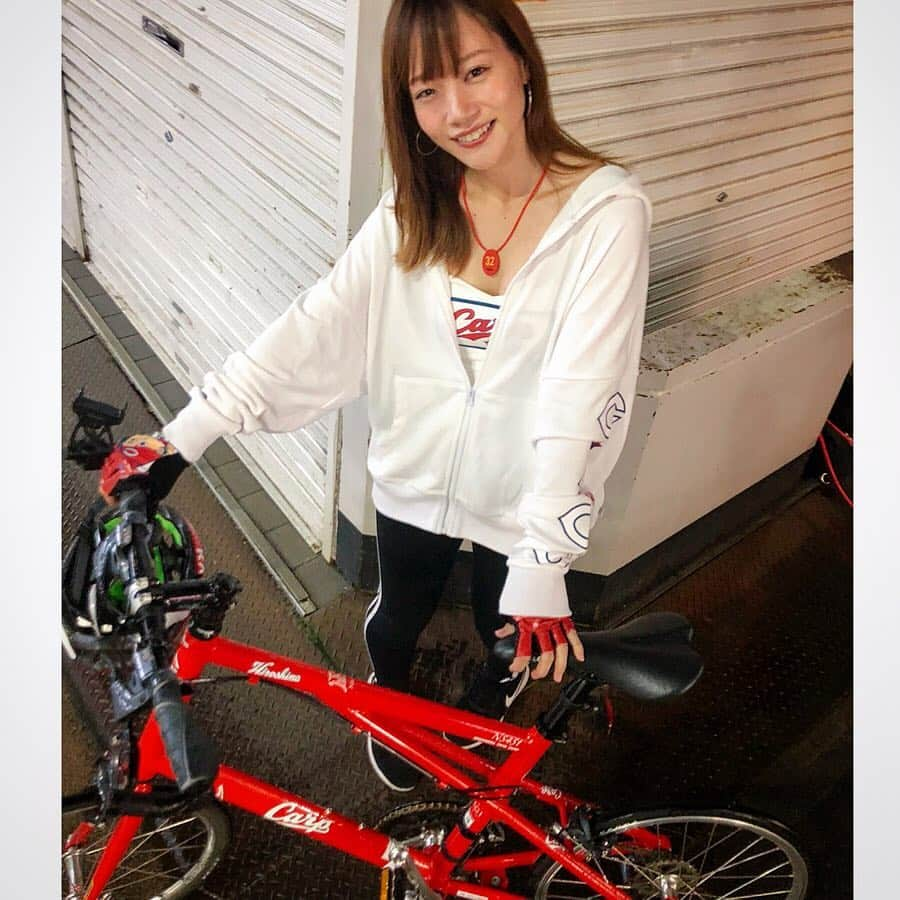 古田ちさこさんのインスタグラム写真 - (古田ちさこInstagram)「🚲♡ ・ 届いたー♡ 年イチこの時期にやる広島PARCO @parco_hiroshima_official のカープコラボ祭り✨ ・ 今年もこの時期広島には行けなかったけれどネットパトロールをして @gydajp のカープパーカー白とカープビスチェ白を頼みました☺️ パルコのオンラインストアにはなかったもののGYDAの方をのぞいてみたらあったの♡ 執念でしょ？笑 赤もあってどちらかを赤にするか悩みつつも白白にしてみた♩ カープ自転車の赤が映えるね🚲✨ 届いたのが嬉しくて夜だけどちょこっとポタリング✌️ 夜はライト(反射板も必須✨)ちゃんとつけていないと危ないしお酒に酔ってる歩行者も多いからより安全運転しなきゃね⭐︎ ・ 🎽… @gydajp 👖… @ekalosangelesjapan 🧤… @jsports_official 🚲… #cycleshopnagi ⛑… @kask_cycling ❤️… @fosekift ・ #カープ自転車#ミニベロのある風景#自転車のある風景#minivelo#ミニベロ#ミニベロ女子#nagibike#自転車女子#bikegirl#cyclistgirl#girlcyclist #広島東洋カープ#カープコラボ#gyda#gydaコーデ#carp#カープ女子#カープ女子コーデ#fosekift#広島パルコ#カープグッズ#広島カープ#カープ#サイクルグローブ#ekalosangels#レギンスコーデ#夜ポタ#ポタリング」4月26日 23時47分 - chisakofuruta