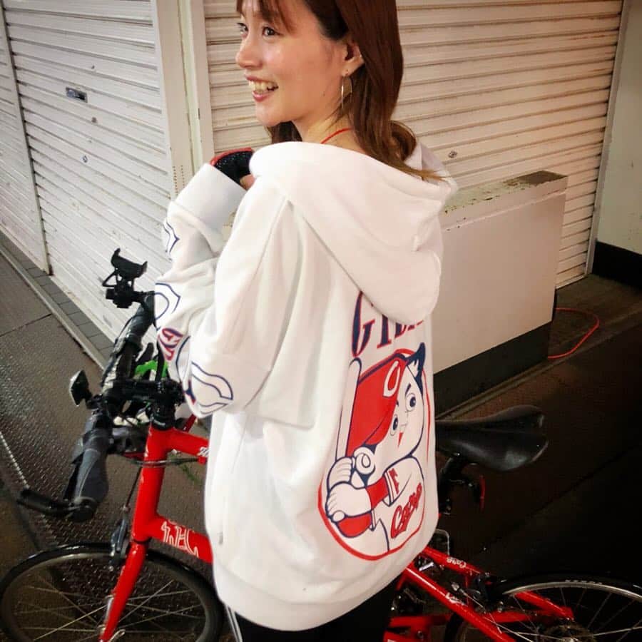 古田ちさこさんのインスタグラム写真 - (古田ちさこInstagram)「🚲♡ ・ 届いたー♡ 年イチこの時期にやる広島PARCO @parco_hiroshima_official のカープコラボ祭り✨ ・ 今年もこの時期広島には行けなかったけれどネットパトロールをして @gydajp のカープパーカー白とカープビスチェ白を頼みました☺️ パルコのオンラインストアにはなかったもののGYDAの方をのぞいてみたらあったの♡ 執念でしょ？笑 赤もあってどちらかを赤にするか悩みつつも白白にしてみた♩ カープ自転車の赤が映えるね🚲✨ 届いたのが嬉しくて夜だけどちょこっとポタリング✌️ 夜はライト(反射板も必須✨)ちゃんとつけていないと危ないしお酒に酔ってる歩行者も多いからより安全運転しなきゃね⭐︎ ・ 🎽… @gydajp 👖… @ekalosangelesjapan 🧤… @jsports_official 🚲… #cycleshopnagi ⛑… @kask_cycling ❤️… @fosekift ・ #カープ自転車#ミニベロのある風景#自転車のある風景#minivelo#ミニベロ#ミニベロ女子#nagibike#自転車女子#bikegirl#cyclistgirl#girlcyclist #広島東洋カープ#カープコラボ#gyda#gydaコーデ#carp#カープ女子#カープ女子コーデ#fosekift#広島パルコ#カープグッズ#広島カープ#カープ#サイクルグローブ#ekalosangels#レギンスコーデ#夜ポタ#ポタリング」4月26日 23時47分 - chisakofuruta