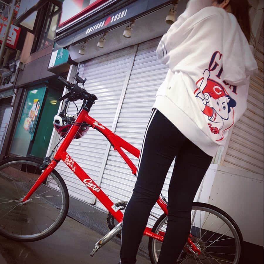 古田ちさこさんのインスタグラム写真 - (古田ちさこInstagram)「🚲♡ ・ 届いたー♡ 年イチこの時期にやる広島PARCO @parco_hiroshima_official のカープコラボ祭り✨ ・ 今年もこの時期広島には行けなかったけれどネットパトロールをして @gydajp のカープパーカー白とカープビスチェ白を頼みました☺️ パルコのオンラインストアにはなかったもののGYDAの方をのぞいてみたらあったの♡ 執念でしょ？笑 赤もあってどちらかを赤にするか悩みつつも白白にしてみた♩ カープ自転車の赤が映えるね🚲✨ 届いたのが嬉しくて夜だけどちょこっとポタリング✌️ 夜はライト(反射板も必須✨)ちゃんとつけていないと危ないしお酒に酔ってる歩行者も多いからより安全運転しなきゃね⭐︎ ・ 🎽… @gydajp 👖… @ekalosangelesjapan 🧤… @jsports_official 🚲… #cycleshopnagi ⛑… @kask_cycling ❤️… @fosekift ・ #カープ自転車#ミニベロのある風景#自転車のある風景#minivelo#ミニベロ#ミニベロ女子#nagibike#自転車女子#bikegirl#cyclistgirl#girlcyclist #広島東洋カープ#カープコラボ#gyda#gydaコーデ#carp#カープ女子#カープ女子コーデ#fosekift#広島パルコ#カープグッズ#広島カープ#カープ#サイクルグローブ#ekalosangels#レギンスコーデ#夜ポタ#ポタリング」4月26日 23時47分 - chisakofuruta