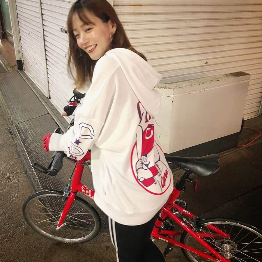 古田ちさこさんのインスタグラム写真 - (古田ちさこInstagram)「🚲♡ ・ 届いたー♡ 年イチこの時期にやる広島PARCO @parco_hiroshima_official のカープコラボ祭り✨ ・ 今年もこの時期広島には行けなかったけれどネットパトロールをして @gydajp のカープパーカー白とカープビスチェ白を頼みました☺️ パルコのオンラインストアにはなかったもののGYDAの方をのぞいてみたらあったの♡ 執念でしょ？笑 赤もあってどちらかを赤にするか悩みつつも白白にしてみた♩ カープ自転車の赤が映えるね🚲✨ 届いたのが嬉しくて夜だけどちょこっとポタリング✌️ 夜はライト(反射板も必須✨)ちゃんとつけていないと危ないしお酒に酔ってる歩行者も多いからより安全運転しなきゃね⭐︎ ・ 🎽… @gydajp 👖… @ekalosangelesjapan 🧤… @jsports_official 🚲… #cycleshopnagi ⛑… @kask_cycling ❤️… @fosekift ・ #カープ自転車#ミニベロのある風景#自転車のある風景#minivelo#ミニベロ#ミニベロ女子#nagibike#自転車女子#bikegirl#cyclistgirl#girlcyclist #広島東洋カープ#カープコラボ#gyda#gydaコーデ#carp#カープ女子#カープ女子コーデ#fosekift#広島パルコ#カープグッズ#広島カープ#カープ#サイクルグローブ#ekalosangels#レギンスコーデ#夜ポタ#ポタリング」4月26日 23時47分 - chisakofuruta