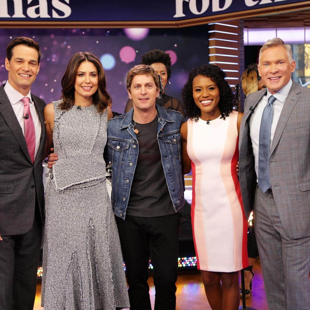 Good Morning Americaさんのインスタグラム写真 - (Good Morning AmericaInstagram)「No better way to kick off the weekend than with an incredible performance by @robthomas! Thanks for stopping by GMA! 🎵」4月26日 23時41分 - goodmorningamerica