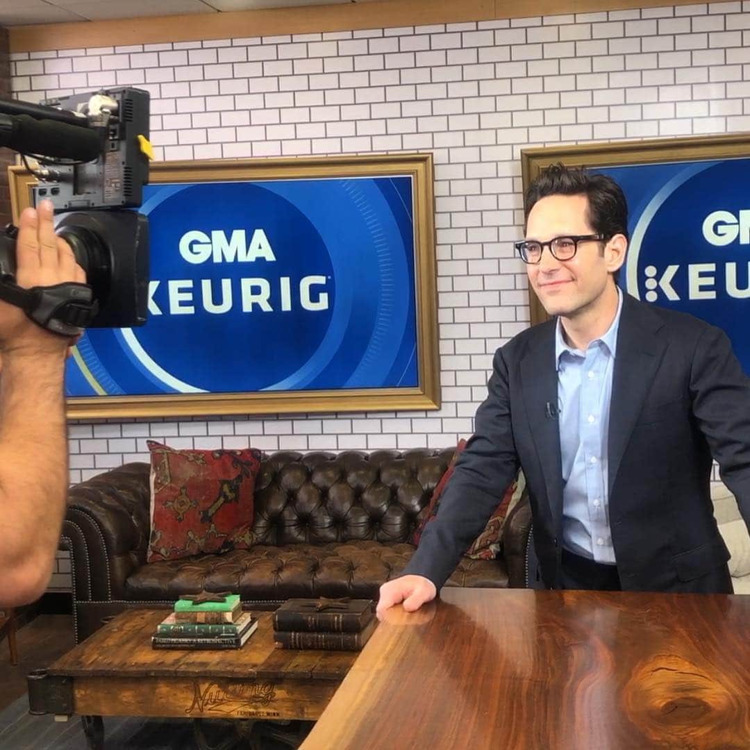 Good Morning Americaさんのインスタグラム写真 - (Good Morning AmericaInstagram)「Find someone who looks at you the way #PaulRudd looks at this camera. 😍 SEE INTERVIEW AT LINK IN BIO.」4月26日 23時42分 - goodmorningamerica
