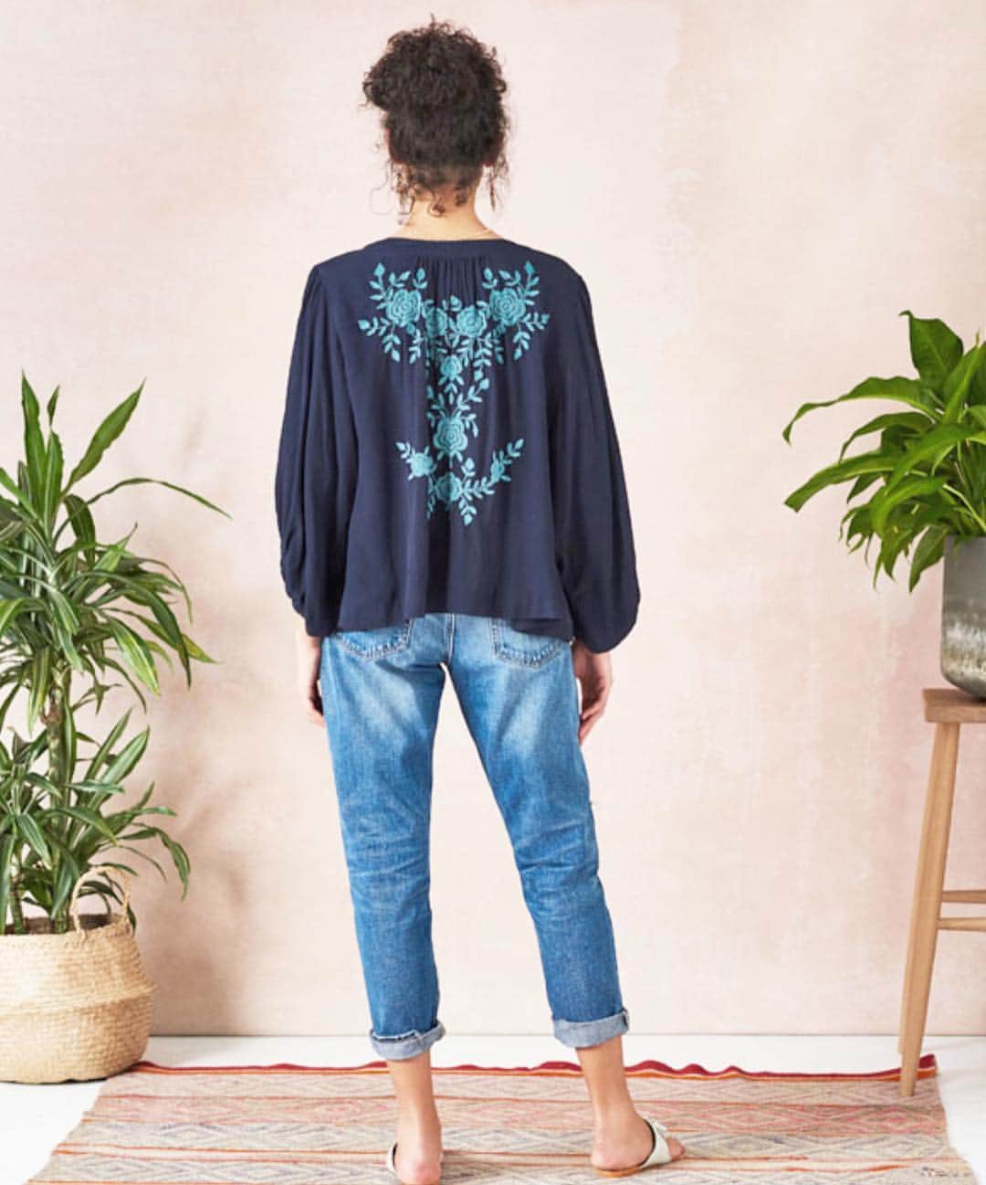 スターメラのインスタグラム：「A light jacket is always a good idea. An embroidered style elevates casual jeans and a tee for an effortless day time outfit and easily works for a dressier style when heading out to dinner. ⭐️ALISE JACKET #starmelauk #starmelajacket」