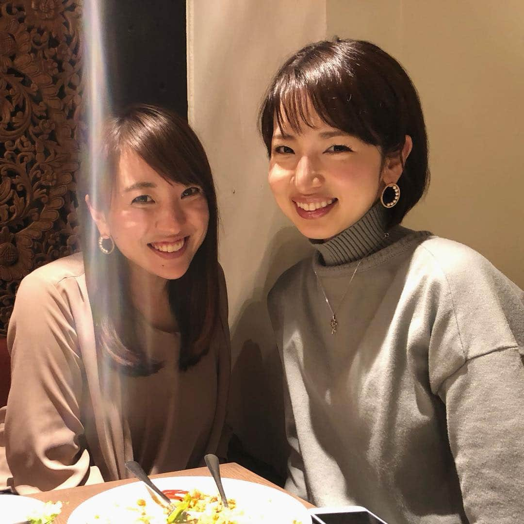 鈴木美穂のインスタグラム：「悠子ちゃんのピアスが可愛い可愛いどこで買ったの？と聞いたら、今日突然プレゼントしてもらっちゃった！ ひゃーぁ、おねだりしちゃったかな…！ 写真撮ってもらったら、そこにスポットライトまでおりてきたw  お揃い超嬉しい、ありがとう♡ 盛り上がりすぎて、初めて時計見たら4時間も経っててビックリ！」