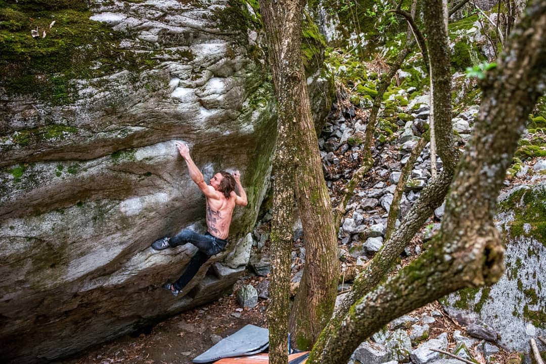 ダニエル・ウッズのインスタグラム：「Navigating rails through a jungle of moss on "Nobody ist der Größte" (8A)(v11) in Chironico  Photo @westmountainmedia」