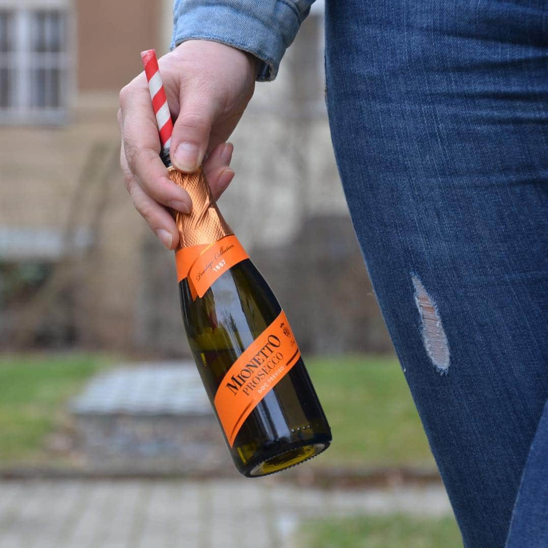 Mionetto Prosecco ČRさんのインスタグラム写真 - (Mionetto Prosecco ČRInstagram)「Hit letošní sezóny je tady! Představujeme novinku v rozkošném balení. 🧡 Mionetto Piccolo o objemu 0,2 l, se díky své roztomilé velikosti pohodlně vejde do každé kabelky či batůžku. Stačí jen přibalit brčko a ideální drink je na světě. 😍 Bez Mionetto Piccola už se neobejdete nejen vy, ale ani žádná cool letní fotka na Instagramu! #mionetto #prosecco #mionettoprosecco #piccolo #mionettopiccolo #drink #drinktogo #200ml #smallversion #cute #bottle #orange #delicious」4月26日 23時57分 - mionetto_cz