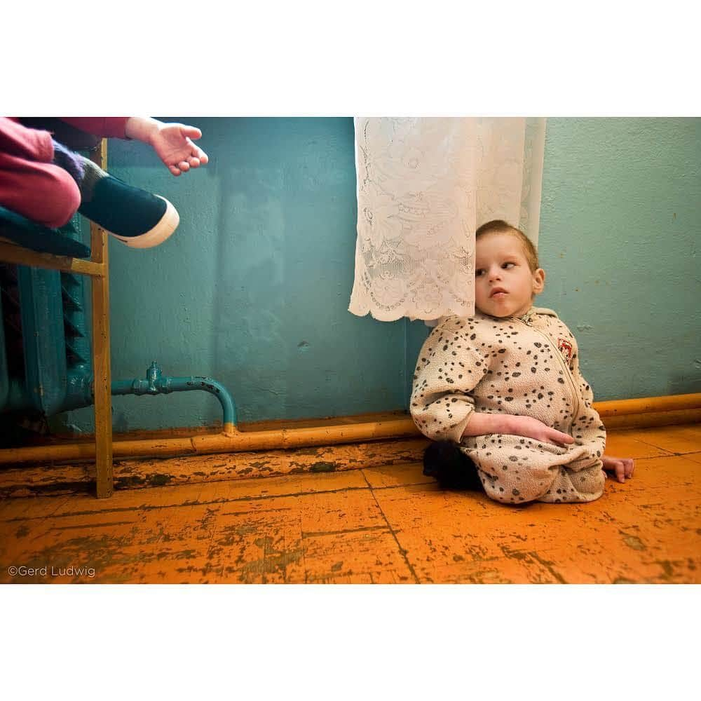 Gerd Ludwigさんのインスタグラム写真 - (Gerd LudwigInstagram)「Southern Belarus was severely affected by the nuclear fallout after the Chernobyl accident. Physically and mentally handicapped, 5 year-old Igor was given up by his parents to be cared for at a home for orphaned and abandoned children with disabilities. The home is one of several in Belarus receiving support from Chernobyl aid programs funded by humanitarian organizations around the world. One of those organizations, Chernobyl Children International, was founded by Irish activist Adi Roche, who made the care of Chernobyl victims her life. She also produced the 2004 Academy Award-winning documentary on Chernobyl victims called "Chernobyl Heart.” Since this photograph was taken (in 2005), the quality of care for these children has greatly improved, thanks to organizations like Adi’s.  33 years ago today, April 26, 1986, Reactor No. 4 at the Chernobyl Nuclear Power Plant blew up. The radioactive fallout spread over thousands of square kilometers, driving more than a quarter of a million people permanently from their homes. Even after Fukushima, scientists consider it the worst nuclear accident to date.  @thephotosociety #Chernobyl #theLongShadowofChernobyl #Ukraine #Belarus #ChernobylChildren」4月27日 0時03分 - gerdludwig