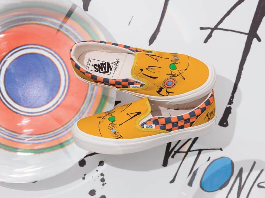 vansさんのインスタグラム写真 - (vansInstagram)「Ralph Steadman's artwork will be reflected on Vans canvases across footwear, apparel and skate decks, united for a significant cause. The @VansVault x Ralph Steadman collection arrives tomorrow. Learn more at vans.com/vault」4月27日 0時19分 - vans