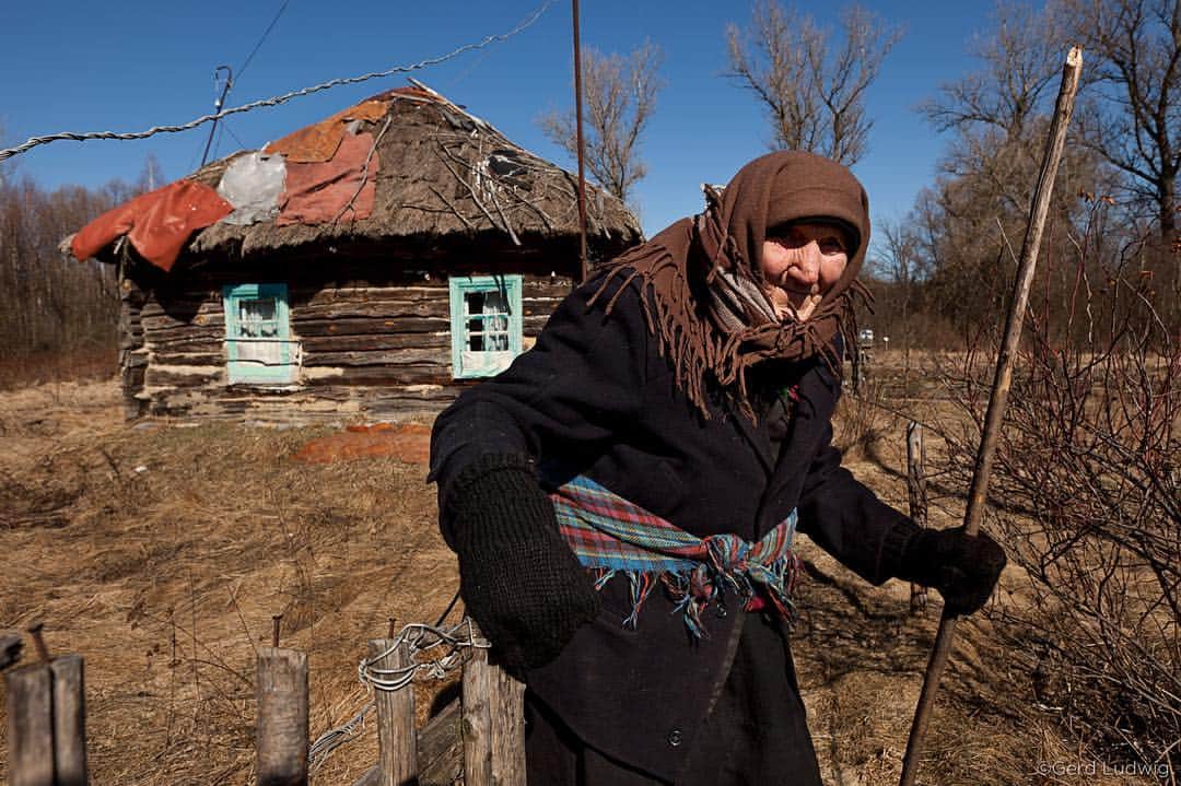 thephotosocietyさんのインスタグラム写真 - (thephotosocietyInstagram)「April 26 of this year marks the 33rd anniversary of the Chernobyl nuclear catastrophe. Despite common belief otherwise—even after Fukushima—scientists consider it to be the worst nuclear accident to date. I have followed the aftermath of the accident for over 25 years. The photographs in this gallery show:  A Chernobyl tour guide enhances the visit to the Zone by wearing a “nuclear” contact lens in one eye.  Even after Reactor No. 4 blew up, the remaining three reactors had to still be kept operable.  A windowsill in a village home bears witness to the abrupt evacuation.  In the “atom town” of Pripyat, abandoned rooms have been stripped of anything usable.  An increase in thyroid cancers is the undisputed result of radiation exposure.  After the accident, over time, some 200 villages in the so-called “Exclusion Zone” were evacuated… …however, in the early years following the catastrophe, some 1,000 former inhabitants returned illegally to live out their lives on their contaminated soil.  In 2011, the Ukrainian government legalized organized tourism inside the Exclusion Zone.  For more detailed stories on the accident and its aftermath, follow me @gerdludwig, where I am frequently posting from my explorations into the Exclusion Zone, the reactor, and the plight of victims still suffering from the fallout. #chernobyl」4月27日 0時26分 - thephotosociety