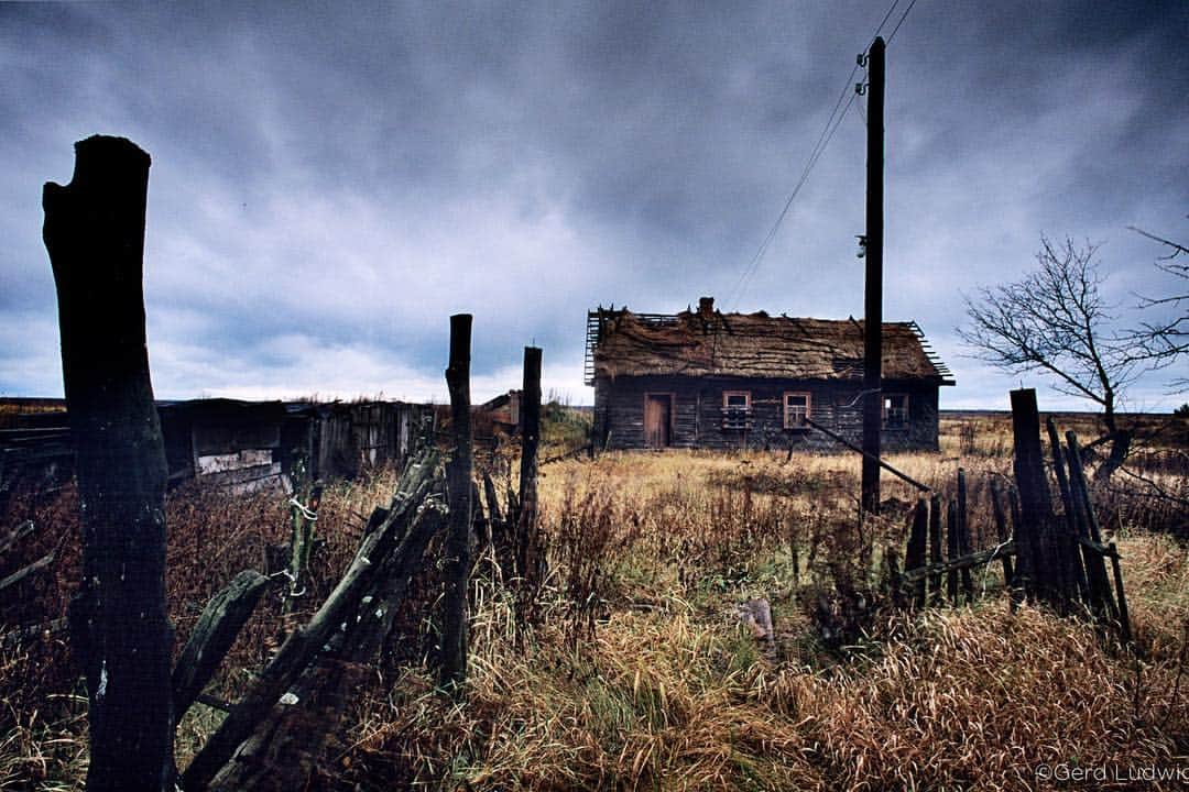 thephotosocietyさんのインスタグラム写真 - (thephotosocietyInstagram)「April 26 of this year marks the 33rd anniversary of the Chernobyl nuclear catastrophe. Despite common belief otherwise—even after Fukushima—scientists consider it to be the worst nuclear accident to date. I have followed the aftermath of the accident for over 25 years. The photographs in this gallery show:  A Chernobyl tour guide enhances the visit to the Zone by wearing a “nuclear” contact lens in one eye.  Even after Reactor No. 4 blew up, the remaining three reactors had to still be kept operable.  A windowsill in a village home bears witness to the abrupt evacuation.  In the “atom town” of Pripyat, abandoned rooms have been stripped of anything usable.  An increase in thyroid cancers is the undisputed result of radiation exposure.  After the accident, over time, some 200 villages in the so-called “Exclusion Zone” were evacuated… …however, in the early years following the catastrophe, some 1,000 former inhabitants returned illegally to live out their lives on their contaminated soil.  In 2011, the Ukrainian government legalized organized tourism inside the Exclusion Zone.  For more detailed stories on the accident and its aftermath, follow me @gerdludwig, where I am frequently posting from my explorations into the Exclusion Zone, the reactor, and the plight of victims still suffering from the fallout. #chernobyl」4月27日 0時26分 - thephotosociety