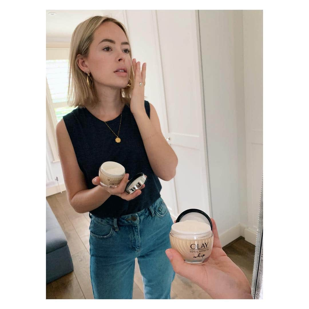 タニヤ・バーさんのインスタグラム写真 - (タニヤ・バーInstagram)「AD | So it’s been more than 28 days and I’ve been using the @olayUK Total Effects 7 in 1 formula from the Whip range every day.  I’m super impressed with how clean and lightweight it is to put on in the morning and it sits beautifully under my makeup all day. I love how it sinks in really quickly so it’s the perfect on-the-go moisturiser but still hydrates my skin at the same time.」4月27日 0時26分 - tanyaburr