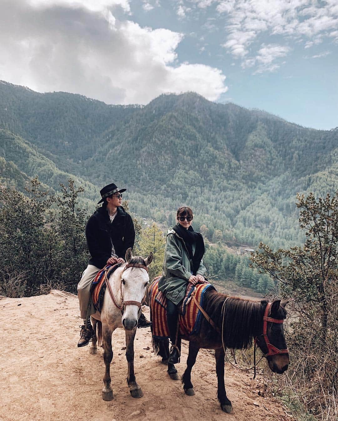 三浦大地さんのインスタグラム写真 - (三浦大地Instagram)「馬に乗って崖山の上にあるタイガーネストに向かいます。  馬ありがとう。  雄大な自然ありがとう。  #bhutan」4月27日 0時29分 - daichi_1127