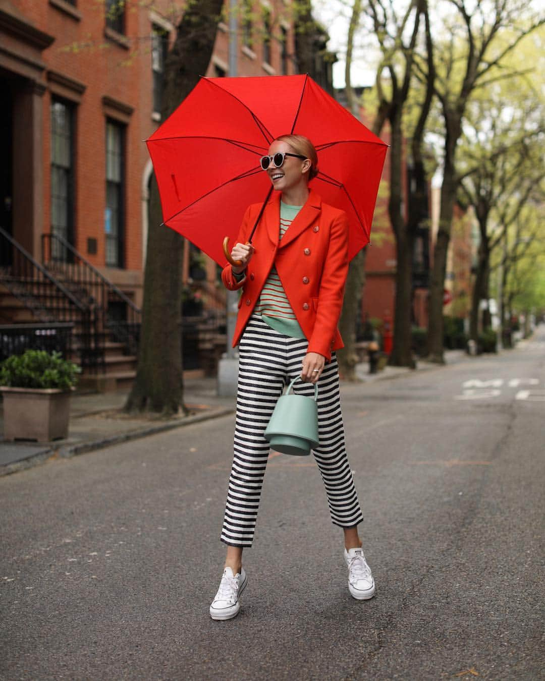 ブレア・イーディーさんのインスタグラム写真 - (ブレア・イーディーInstagram)「<based on the NYC weather reports this umbrella may be glued to my hand for the next week 😫 // wearing @kule on this casual Friday ❤️> never met a stripe I didn’t like. #kule #rainday #jcrewstyle」4月27日 0時36分 - blaireadiebee