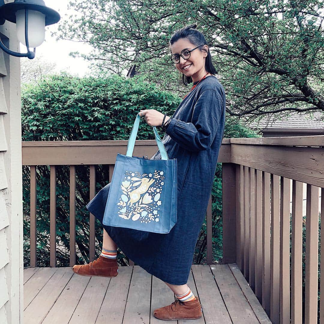Dinara Mirtalipovaさんのインスタグラム写真 - (Dinara MirtalipovaInstagram)「I designed this bag for @publix grocery store for #earthday and it’s available in all Publix locations. My good friends from school who now live in North Carolina were so nice and thoughtful to get me a few of these bags 😊Now I’m doing my groceries in style 🌿 Stay green and use less plastic.  #publixtotebag #publix」4月27日 0時37分 - mirdinara