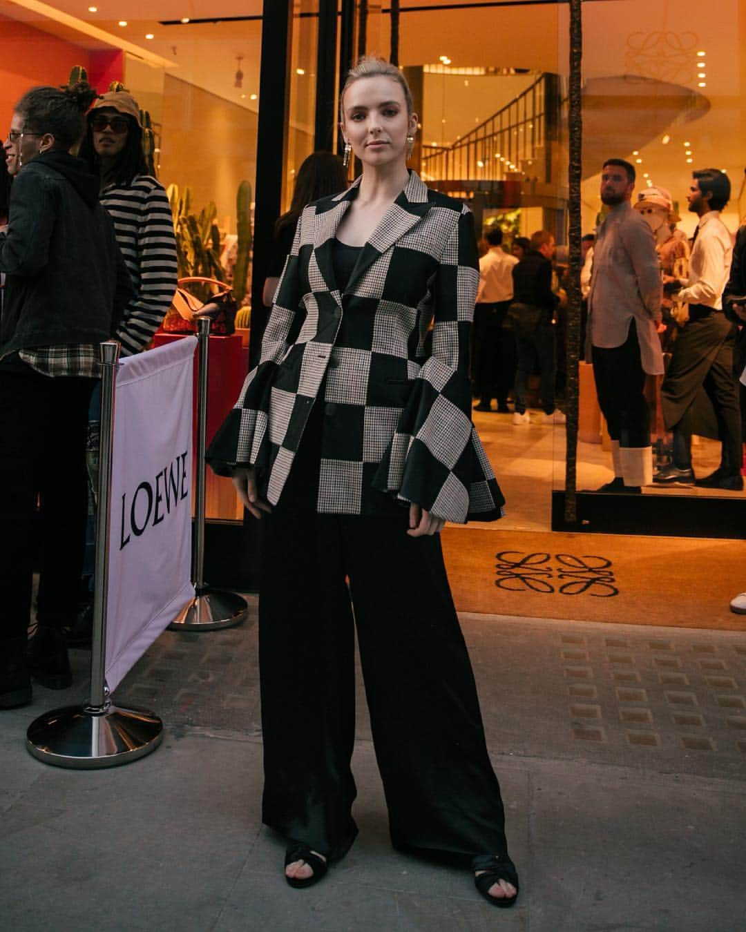 Loeweさんのインスタグラム写真 - (LoeweInstagram)「#LOEWE’s guests arriving to the launch of CASA LOEWE London, our new flagship on New Bond Street. #LOEWElondon」4月27日 0時37分 - loewe