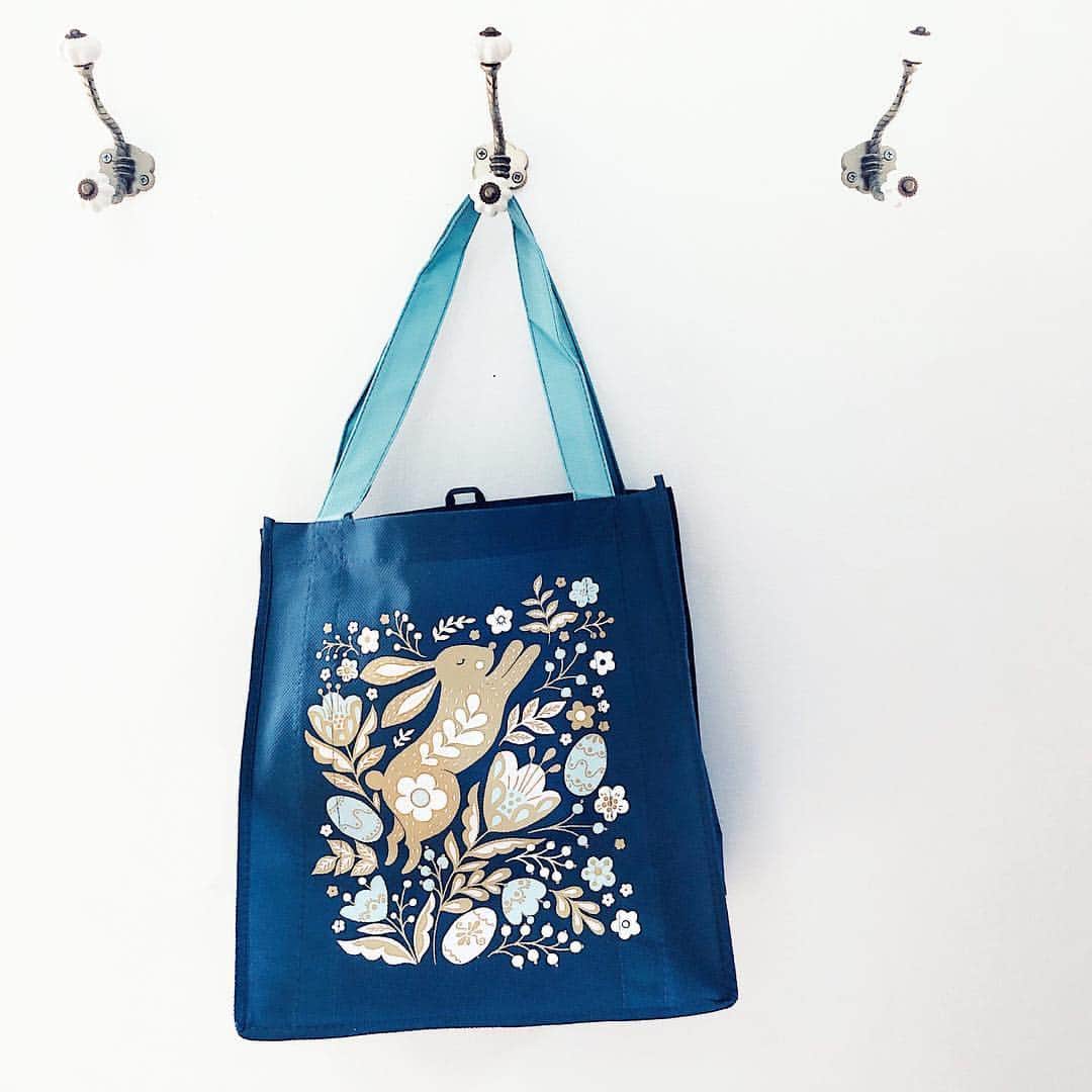 Dinara Mirtalipovaのインスタグラム：「I designed this bag for @publix grocery store for #earthday and it’s available in all Publix locations. My good friends from school who now live in North Carolina were so nice and thoughtful to get me a few of these bags 😊Now I’m doing my groceries in style 🌿 Stay green and use less plastic.  #publixtotebag #publix」