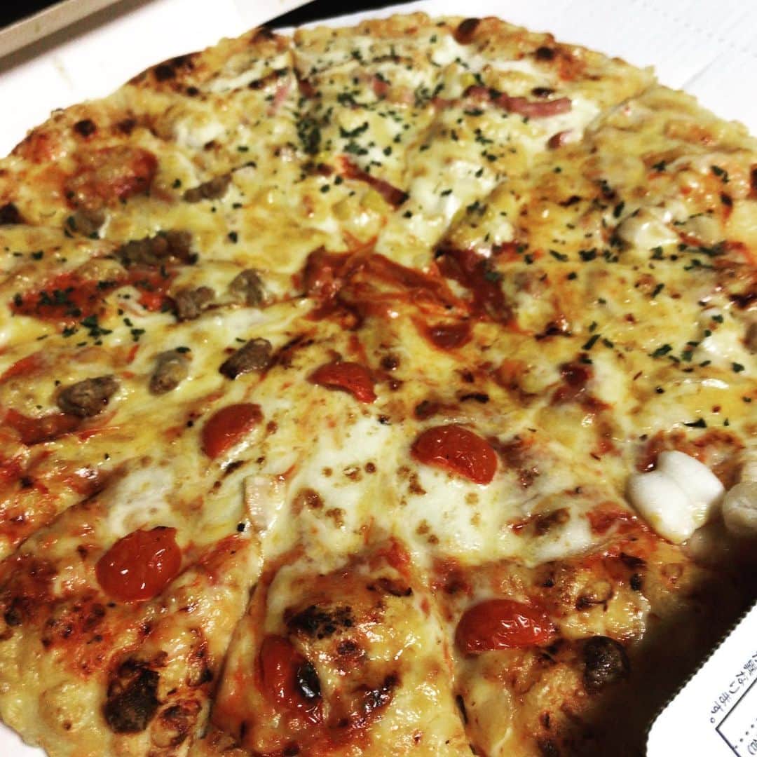石井元気さんのインスタグラム写真 - (石井元気Instagram)「きょう ぼくは、ともだちとピザパーティーをしました。  たのしかたです。  あと、おいしかたです。  ピザをかんがえた イタリアじんにありがとうといいたいとおもいました。  たくさんあったから すこしのこしてしまったけど よかったです。  またやりたいとおもいました。  いしいげんき  #ピザ #美味しい #パーティー #あきげん #石井元気」4月27日 0時48分 - genkiishii1226