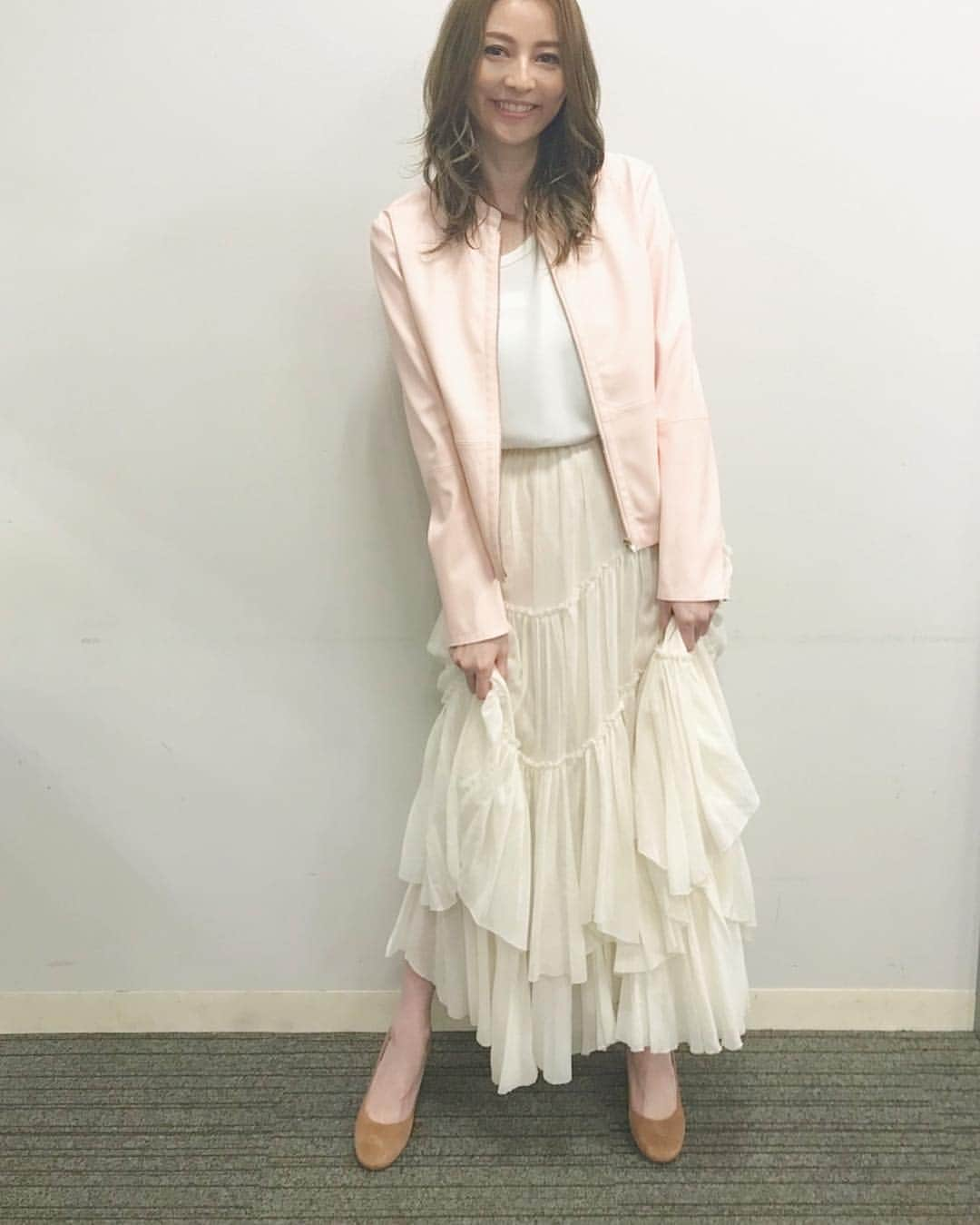 香里奈さんのインスタグラム写真 - (香里奈Instagram)「2019 名古屋人間力大賞  先日、名古屋青年会議所が主催する、名古屋人間力大賞にプレゼンターとして参加させていただきました。 栄のオアシス21にて！！ 人間力大賞とは、 「学術」「人道支援・ボランティア」「ビジネス・経済・起業」「青少年育成・世界平和・人権」「倫理・環境」「SDGs」の各分野で社会貢献活動を積極的に実践している方々の中から 大賞が選ばれるというeventです。  パネルディスカッションでのトークにも登場させていただいたのですが、 今回参加していただいた皆様のお話はすごく現場感があり、 リアルでとても勉強になりましたし、貴重な時間でした！  受賞された方々、おめでとうございました！！ これからの活躍も期待しています！！ ちなみに SDGsとは、 前にもお話したと思いますが、SUSTAINABLE  DEVELOPMENT  GOALS の略になります。 そのSDGsは 2030年に向けて 世界が合意した "持続可能な開発目標"であり、 17項目の目標があります。  なんだか難しい事言ってるなと思う方も多いと思いますが、 わかりやすく言うと、 "世界をよりよく変える為の 17の目標" です。  私はまず、そのSDGsの 5番目の目標、 "ジェンダーを平等を実現しよう" の中で 女性が輝ける社会を作っていこうというのを目標に TGC等で発信させていただいてきました。  より住みやすい世界にする為に、 人々が思う"ふつう"がみんな違うという事を認識し、 みんなが認め合える世の中に なっていけるよう、 私もこれからも 自分のできる事からやっていけたらなと より感じました。 -------- 長くなってしまいましたが、  地元名古屋での仕事は知り合いがいたり、 友達が観に来てくれたりで、なんだか 少し恥ずかしい気持ちもありますが、やっぱり嬉しいですね！  名古屋帰ると大体テレビ塔の写真撮ってしまうし、 小倉&ネオマーガリンのパンを見つけたら買ってしまいます 笑  久しぶりにセンパ(セントラルパークという地下街)もフラついてみたり、コメダでミックスジュース飲んだり、 街の変化にビックリしたり、 とても感慨深い時間でした。  また名古屋で仕事出来ることを楽しみにしています！  今日からGWで連休ですが、 皆さんケガのないよう気をつけて、楽しんでくださいね〜  Have a happy holidays!! :))) -------- 今回の衣装は、、 Tops & Jacket @doublestandard_official  Skirt @casa_fline  ありがとうございました！  #iamkarina #itisnotfake #forreal #香里奈  #karina #jc #jci #nagoya #青年会議所 #名古屋 #人間力大賞 #2019 #テレビ塔 #コメダ珈琲  #センパ #名古屋人 #名古屋好き #オアシス21 #栄 #小倉ネオマーガリン」4月27日 0時40分 - karina_official_221