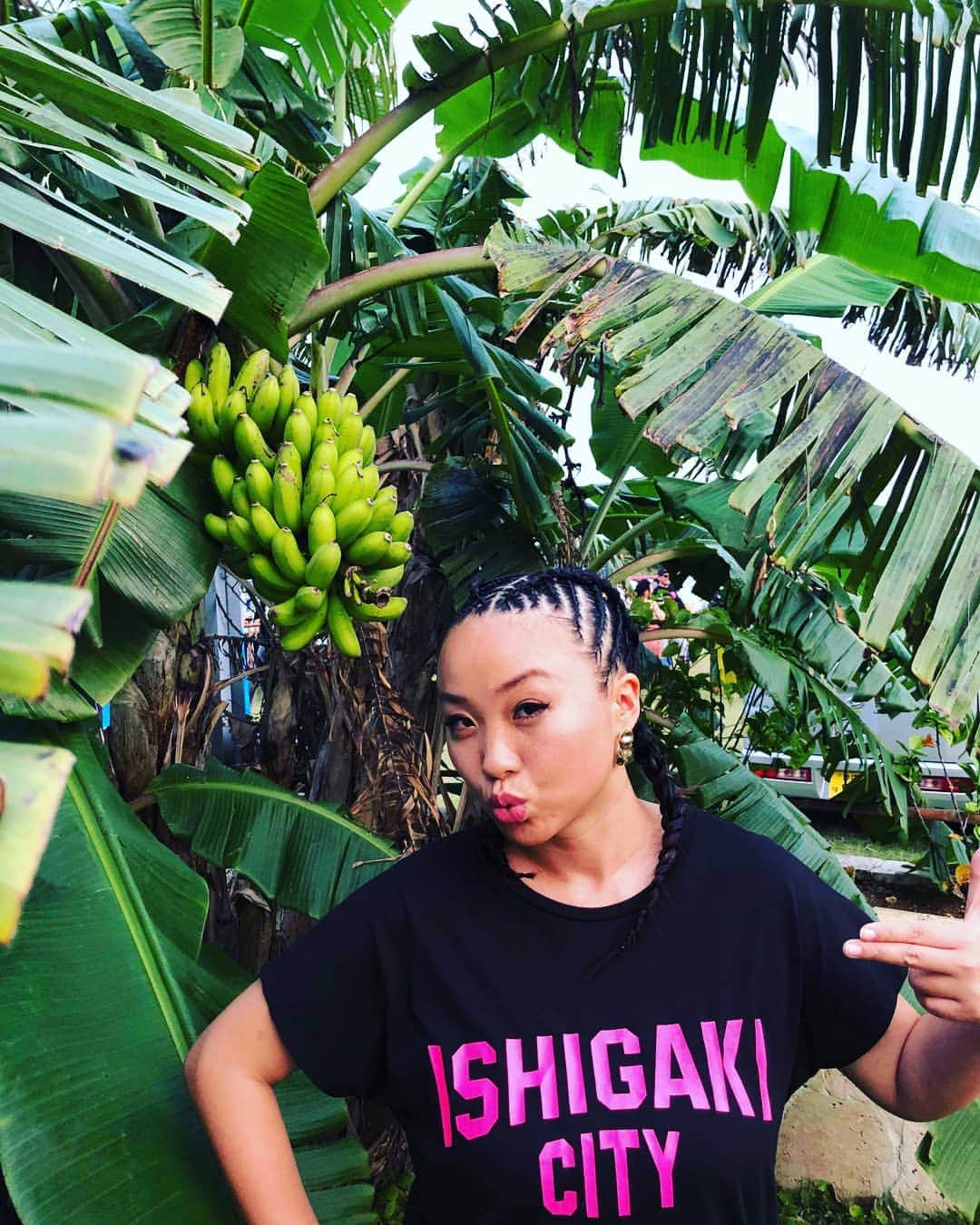 のインスタグラム：「I moved to southern island, but never been retired!! 🏝️ 石垣島に移住、家借りちゃいました。 でも別にゆっくりのんびり、しに来たわけじゃないのだ。 沖縄というと「老後は…」と決まりきったように言われる事が多く、少し悲しくなる。 ここで青春を過ごし、楽しい事企んでる仲間がいっぱいいるから。 世界に発信すべきテーマ『縄文』に辿り着き、最古に最先端を見出だした、そのバイブレーションが根付く土地、八重山諸島。 そこは息抜きに来るただの楽園ではない。 日本人が忘れちゃいけない特濃の文化、イズムがひっそりと生き続ける場所。 それをもっと探求し、噛み砕き、自分なりの表現に変えたいと本気で思っている。 ここから発信すべき大切な何かがあると確信している。 時間はかかるかもしれないけど、やってみる。 ちょこちょこ東京にも戻るし、 日本各地、いや世界各地にもまだまだ行く。 リタイアじゃない、クールな新しい島移住ライフを実現させてやります🔥」