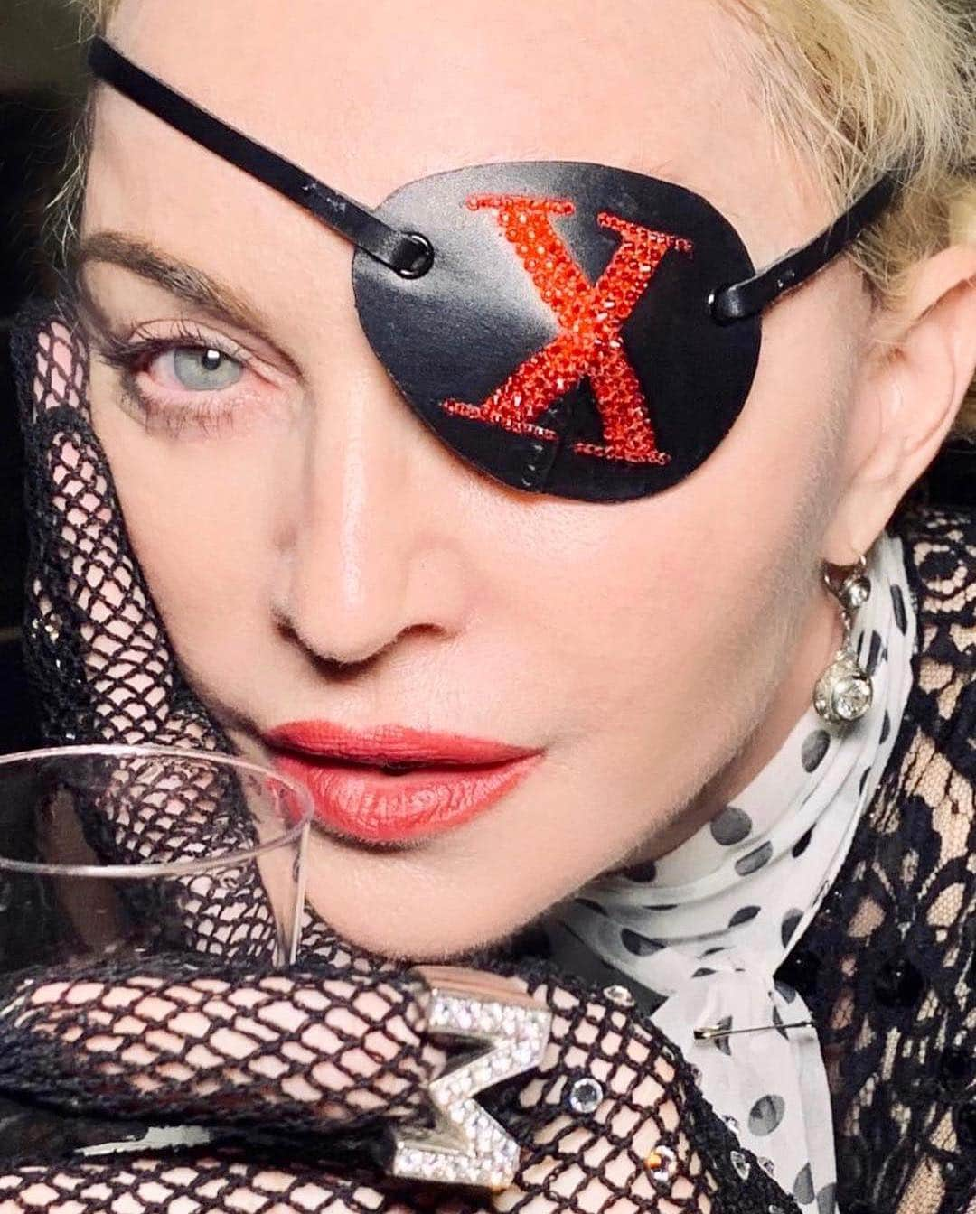 マドンナさんのインスタグラム写真 - (マドンナInstagram)「Madame ❌ sipping my pain just like champagne............. 🥂 #medellín out now @maluma 🔥❌」4月27日 0時47分 - madonna