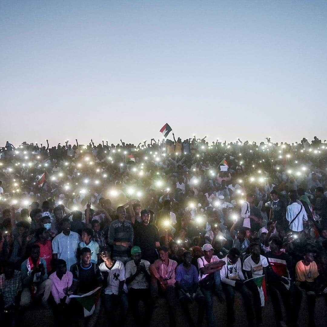 NBC Newsさんのインスタグラム写真 - (NBC NewsInstagram)「Sudanese protesters open their smartphones to use as lights as they gather for a "million-strong" march outside the army headquarters in #Khartoum. . 📷 @ozannkoseee / @afpphoto」4月27日 0時57分 - nbcnews