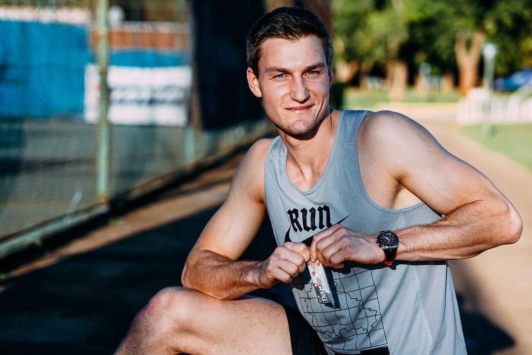 トーマス・レーラーさんのインスタグラム写真 - (トーマス・レーラーInstagram)「Anzeige-Ad/ Good times snacking in the sun! ☀️ Did you already try the Berry – White Chocolate bar from @ maxinutrition_de ? 😋 #run #runners #enjoylife #happyworkout #maxifiers #maxithomasroehler #roadtotokio #maxifyyourlife #MaxiNutrition」4月27日 0時53分 - thomasroehler