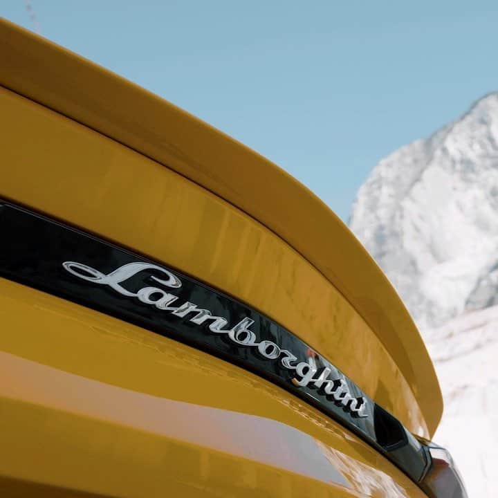 ランボルギーニのインスタグラム：「Are you ready for new adventures? Discover our Spring/Summer 2019 collection, now in our Lamborghini Store.  #Lamborghini #LamborghiniStyle #Urus #SinceWeMadeItPossible」