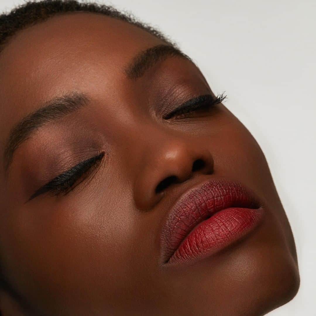M•A•C Cosmetics Franceさんのインスタグラム写真 - (M•A•C Cosmetics FranceInstagram)「M·A·C - POWDER KISS 🙌 💥💥Alerte makeup de rêve avec ce rouge à lèvres Powder Kiss en teinte "Lasting Passion" appliqué par notre makeup artist @jomakeup1 ! Commentez 👄 si vous aimez le résultat !  Model : @mariame_ouatt from agency @smithetsmith Vidéo: @brunogasperini Makeup: @jomakeup1 Hair: @desgarconsparis  #maccosmetics #maccosmeticsfrance #macmeetyourmatte #meetyourmatte #powderkiss #macpowderkiss #macretromatte #retromatteliquide #maclipsticks」4月27日 1時00分 - maccosmeticsfrance