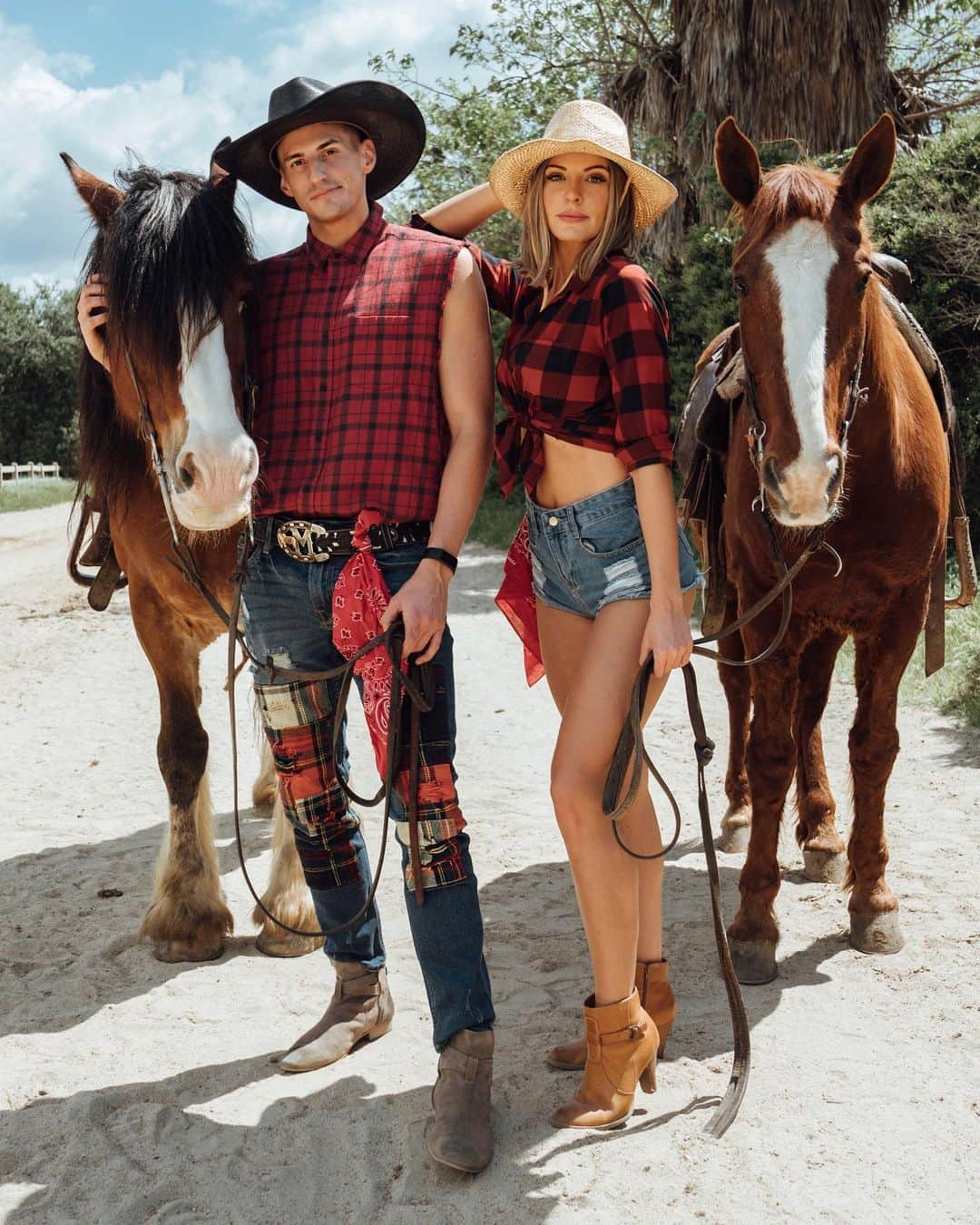 Mark Dohnerのインスタグラム：「got the horses in the back, a girl on my left, hat is matte black and got the @guess jeans to match! 😂🤠 heading to Stagecoach this weekend, see y’all there! YEEHAW! #LoveGUESS #WildWildGUESS #ad」