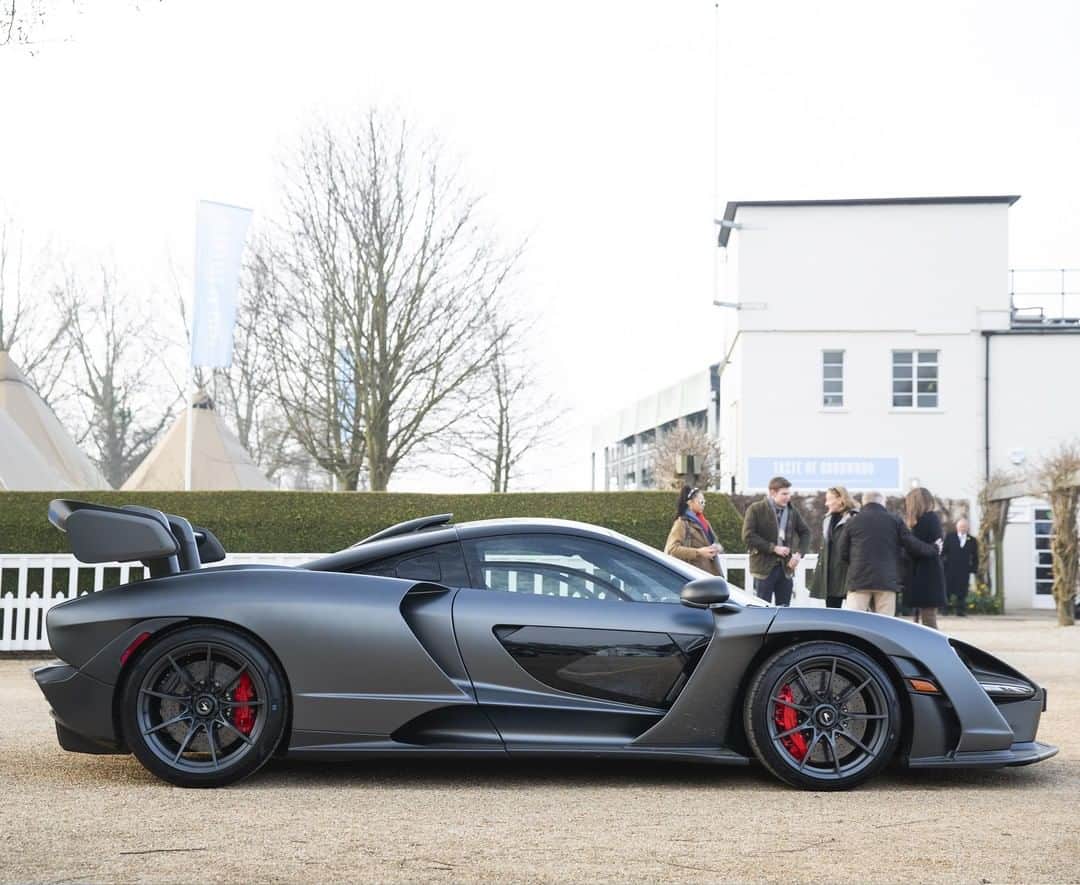 McLaren Automotiveさんのインスタグラム写真 - (McLaren AutomotiveInstagram)「No meeting at Goodwood would be complete without the #McLarenSenna. The red accents on the brake calipers contrast the finish on the paint work perfectly don’t you think?」4月27日 1時01分 - mclarenauto