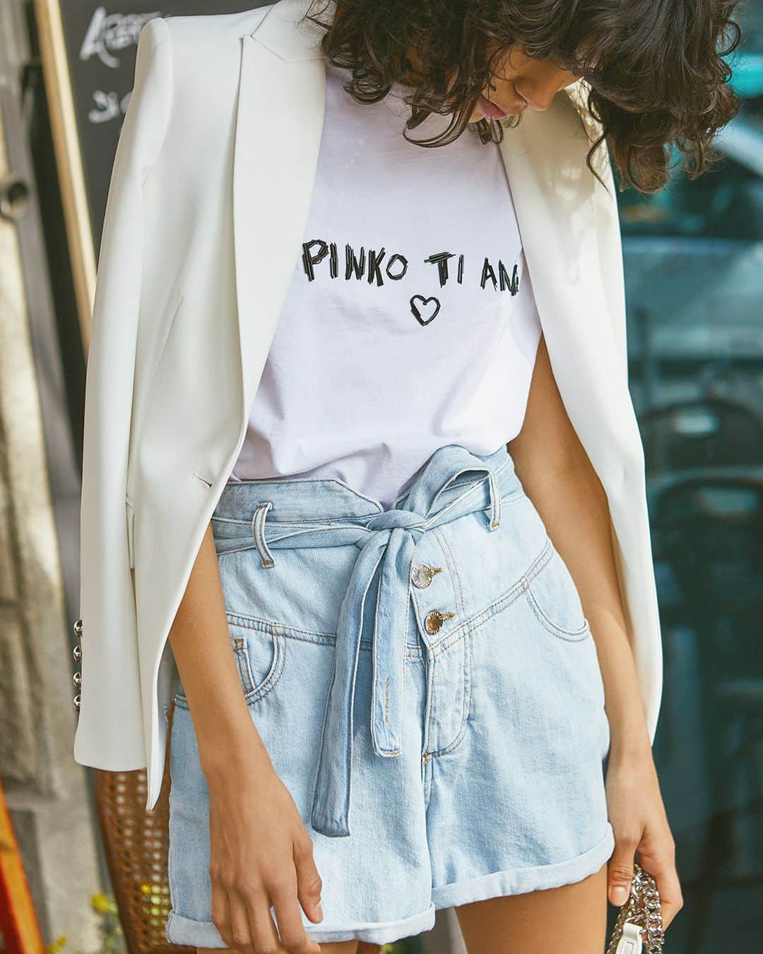 PINKOさんのインスタグラム写真 - (PINKOInstagram)「Double tap to show some love for our statement tee! PS: it looks wonderful when styled with crisp denim… #PINKO #SS19 Photographer: @larrobi Model: @carolinavignudo Make up: @orlane_italia Art Direction: @alessiagiacobino」4月27日 1時01分 - pinkoofficial