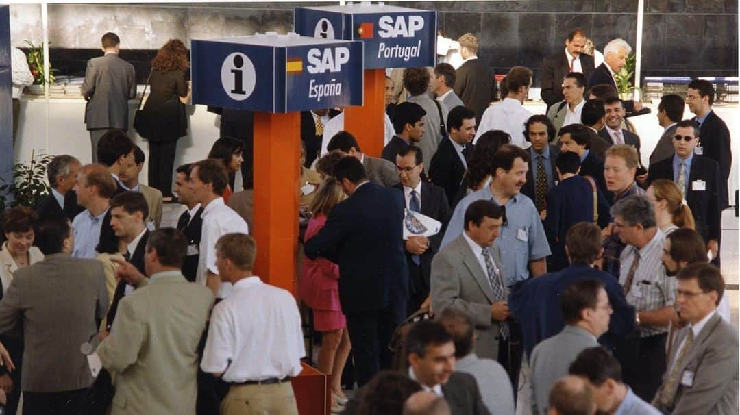 SAPさんのインスタグラム写真 - (SAPInstagram)「We're looking back to a #SAPPHIRENOW in Amsterdam! Can you guess the year this photo was taken? 📷 ❓ 🙋  #FlashbackFriday #FBF #technology #software #amsterdam」4月27日 1時03分 - sap