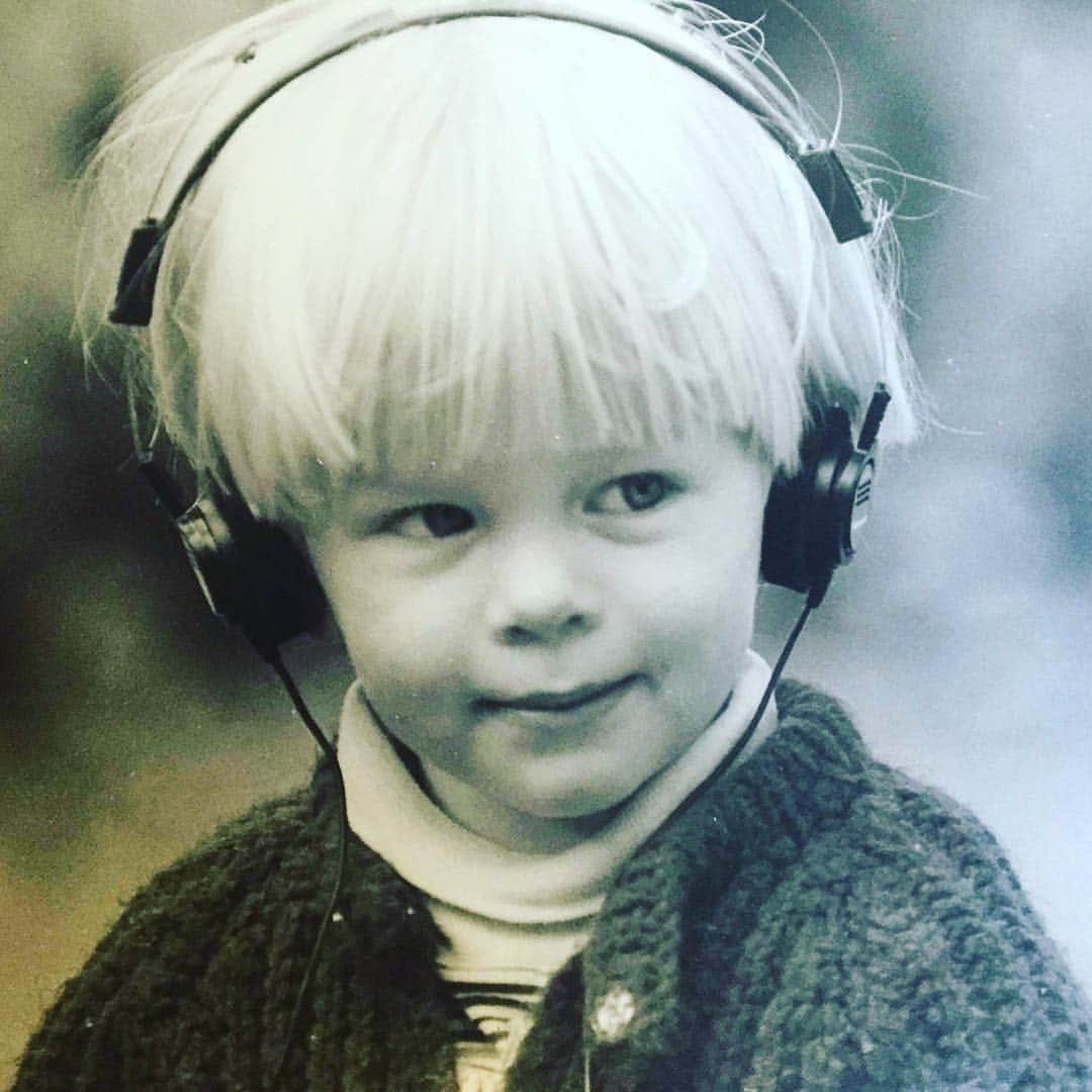 マイケル・グラント・テリーのインスタグラム：「You can’t google “what happens when you stop working as an actor?” There are no results. There are no results - That has kinda been the orchestra playing over and over again in my head these past two years. What am I doing wrong? What’s wrong with me? Second guessing yourself is your first response - the crutch you’ve learned to lean on. This business is harsh on even the strongest person. And now I find myself looking back on the walking cliche that I never wanted to be - worried about my weight, my face, my looks, my physique, as I age in the way I’ve always wanted to. As I age into the man, the husband, the father, the worker that I want to be. The MAN who I have always wanted to play. Vulnerable, interested in life. SENSITIVE. Angry. Sad. Overjoyed with life’s emotions, to a fault. Too trusting of what life has to bring. Not trusting enough. Am I too nice? Why can’t I be meaner - then maybe I’d get ahead.  I love food, I love the way it makes people feel. I love serving them and seeing their face when they eat the food I’ve spent hours making. I am a carpenter - working with wood gives me a peace nothing else can. Accomplishing a project, creating something renders me in the most meditative state I can be. I’m a great interviewer and a really good driver. I am very funny (something which has rarely been expressed on camera because I’ve been told I’m “not half hour funny” - whatever the fuck that means?). I’ve been deemed a lot of things. I’ve been defined by other people, when I should have been defining myself. Yes, I’m an actor. But being an actor does not define me. It’s an outlet - one of MANY outlets that I love. The moment you step on stage when the curtain opens bring a feeling to my heart that I wish everyone could experience. But so does eating fresh pasta…」