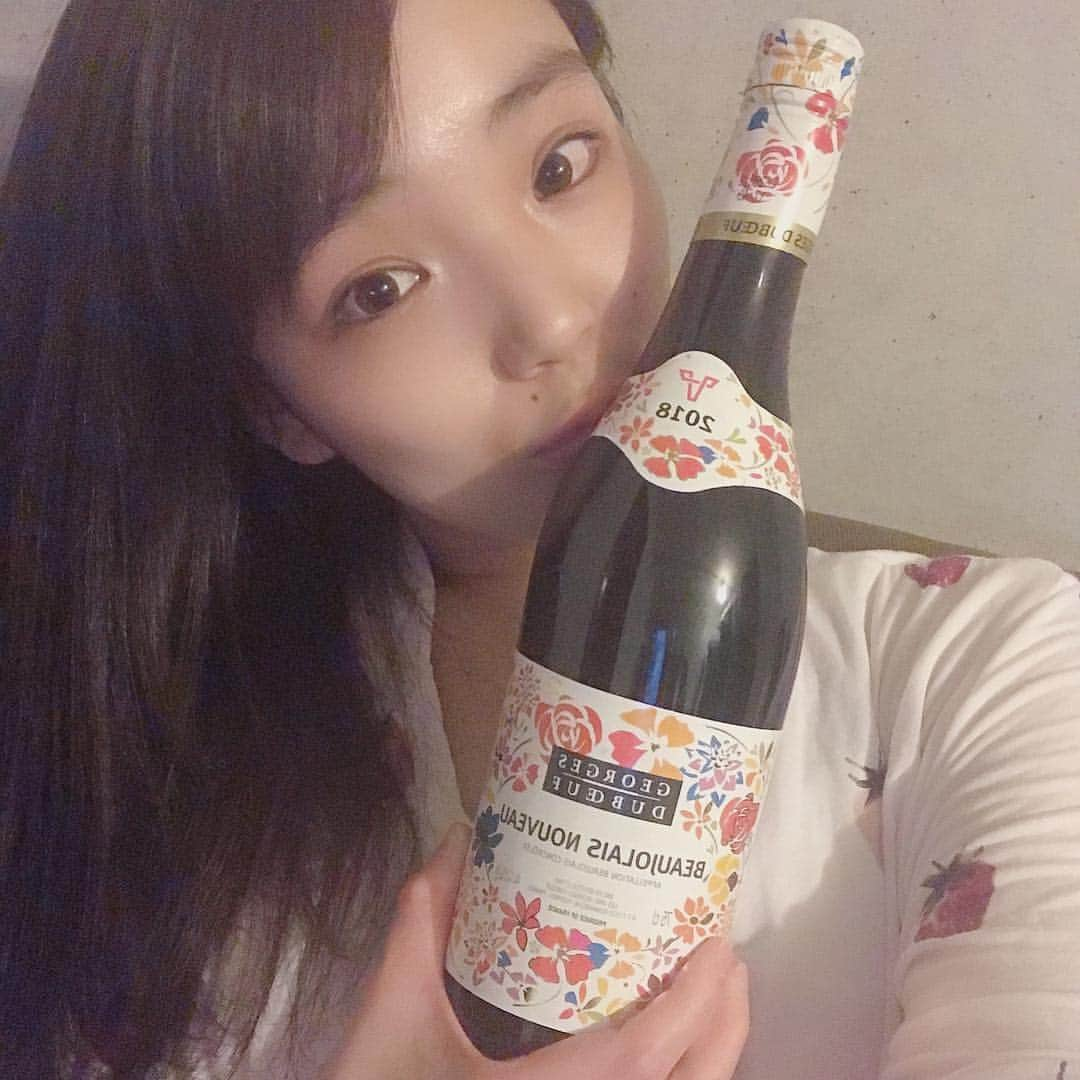 円谷優希さんのインスタグラム写真 - (円谷優希Instagram)「お酒弱いからあんまり飲まないけど.. そーゆう役をやってるからか、 今日はなんだか飲みたくなって... この前頂いたワインを飲んで寝ます★  #ボジョレーヌーボー2018 #おやすみなさい」4月27日 1時16分 - yukitsumuraya