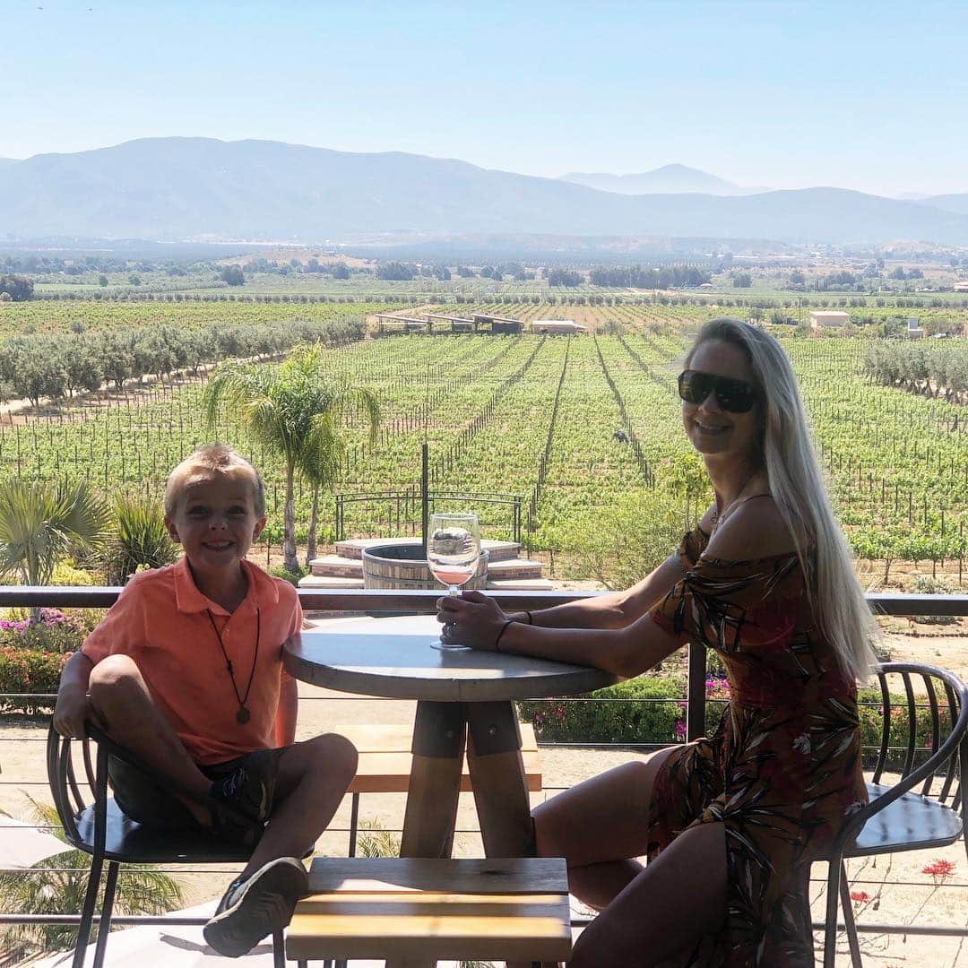 トニー・アゼベドのインスタグラム：「When in #valledeguadalupe #eat #drink and invent new games for the kids.」