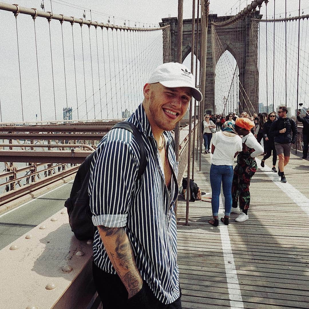 ブランドン・シェイアのインスタグラム：「Just gonna keep going with the flow until I flow off a waterfall & die 😁」