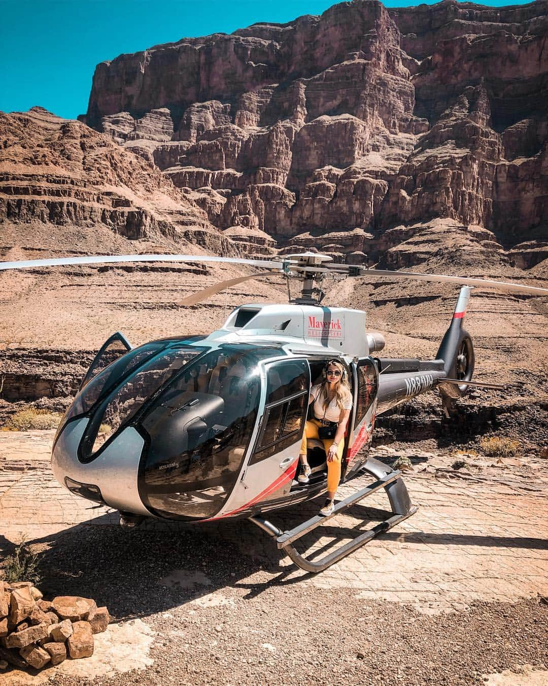 ニーナさんのインスタグラム写真 - (ニーナInstagram)「Que passeio incrível com @maverickhelicopters 🚁 sobrevoamos @vegas e fomos até o Grand Canyon! É surreal de lindo gente, nem parece de verdade ♥️ #nonstopvegas」4月27日 1時18分 - niinasecrets