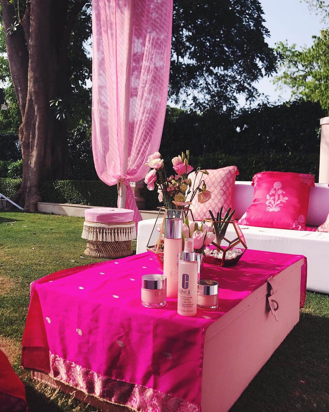 sananasさんのインスタグラム写真 - (sananasInstagram)「Take me to Pink Oasis (Paradise) please ?💕Je vous emmène quelque part ? Dites-moi où en commentaires 😆 !  PS : NOUVELLE VIDEO EN LIGNE !!!🎉 . . #PinkOasis #PinkParadise」4月27日 1時19分 - sananas2106