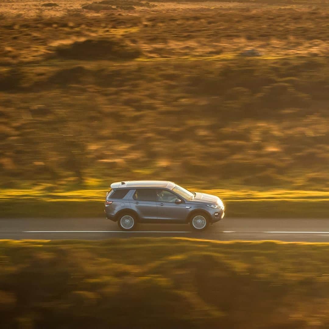 Land Roverさんのインスタグラム写真 - (Land RoverInstagram)「A golden opportunity to create family memories. Search "Discovery Sport configurator" to design yours now.  #LandRover #DiscoverySport #4x4 #Adventure #Carsofinstagram #Instacar #Design #SUV #CarLifestyle #LandRover #Cars #Car #AutomotiveDesign」4月27日 1時20分 - landrover