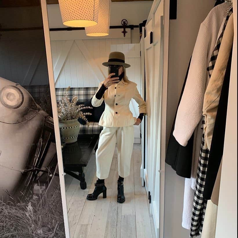 ELLE Magazineさんのインスタグラム写真 - (ELLE MagazineInstagram)「This is a Diane Keaton #OOTDs appreciation post. Thank you.  #Regram: @diane_keaton」4月27日 1時21分 - elleusa