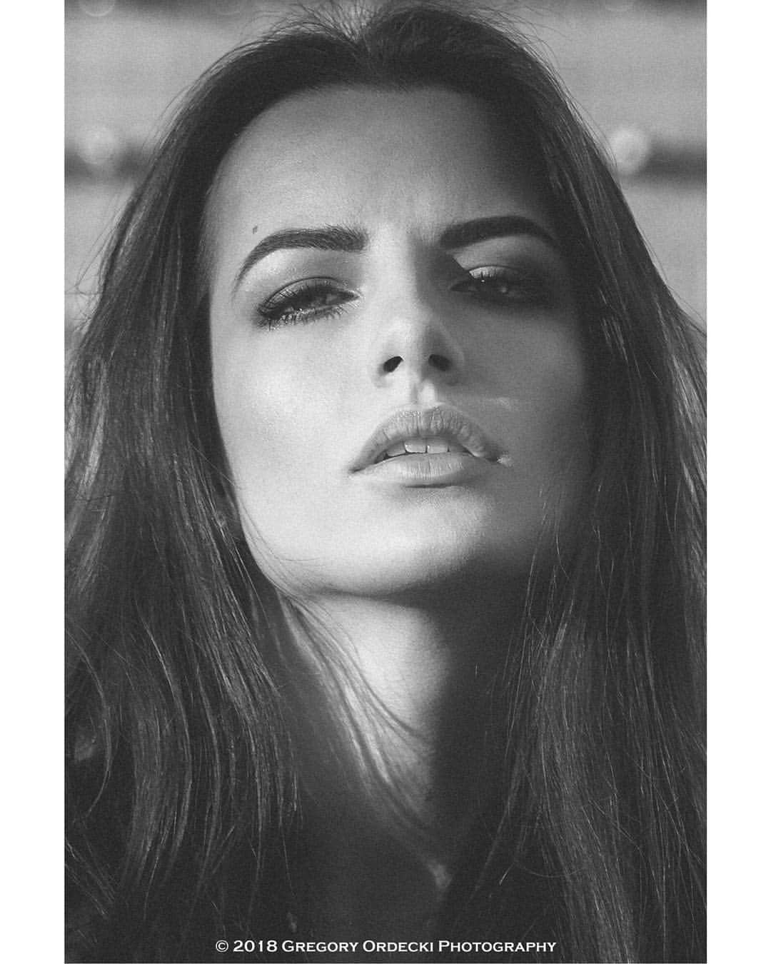 Karolina Bojarさんのインスタグラム写真 - (Karolina BojarInstagram)「Less is more 🖤 Black&white photo by  Gregory Ordecki 📸 • #blackandwhite #monochrome #shot #model #brunette #lessismore #photography #portrait #woman #feminity #Cracow」4月27日 1時32分 - bojarmeow