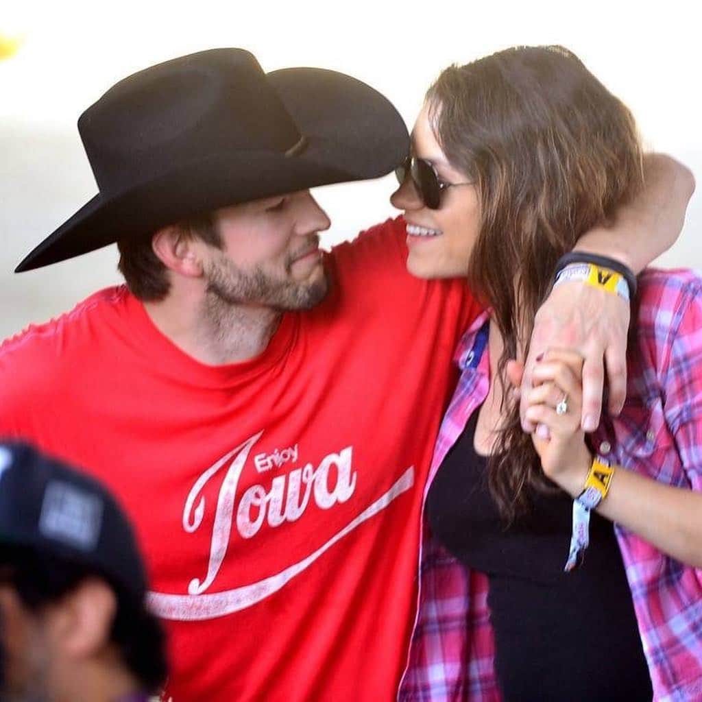 E! Onlineさんのインスタグラム写真 - (E! OnlineInstagram)「Ashton Kutcher and Mila Kunis just haaangin' out at #Stagecoach. (📷: Getty Images)」4月27日 1時24分 - enews