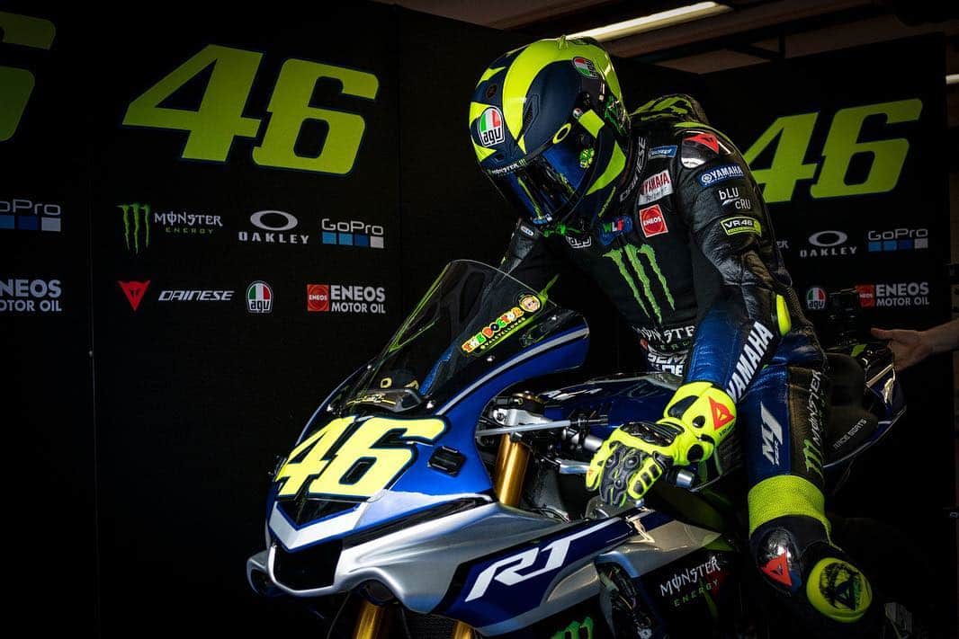 バレンティーノ・ロッシのインスタグラム：「Training at Mugello circuit with the @vr46ridersacademyofficial Pic4 “brain”storming di alto livello 📸 @camilss 🎥 by @gopro」