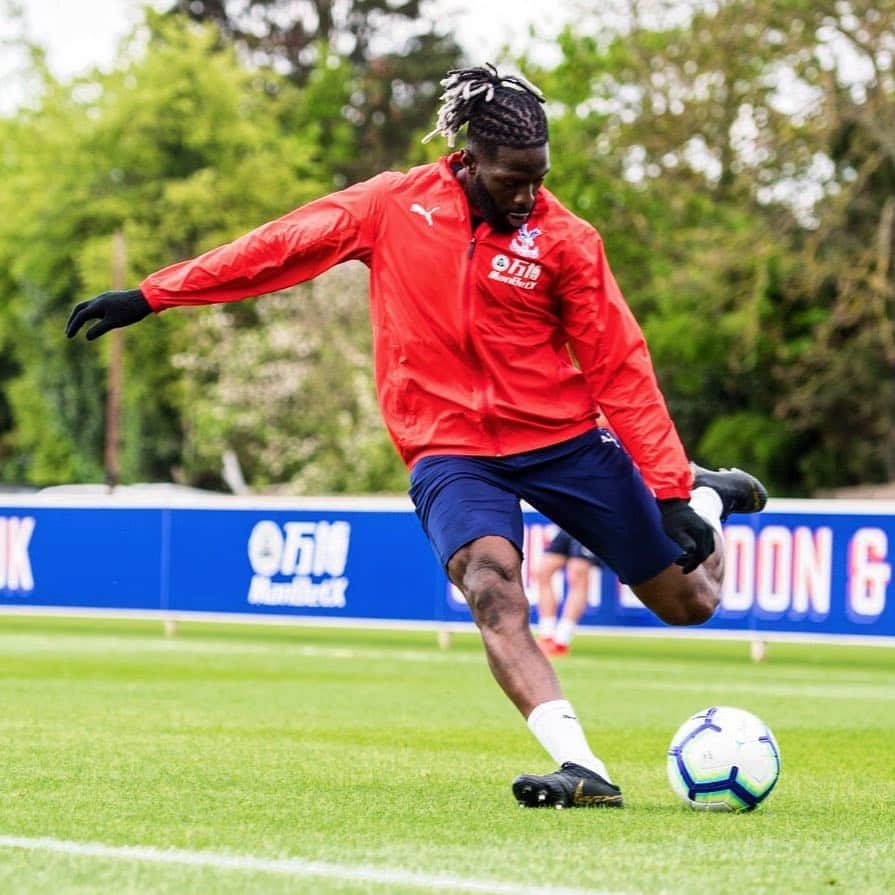 バカリ・サコのインスタグラム：「So many birthday wishes I can't thank you all 🙏🏿❤️ We'll celebrate after the victory this weekend hopefully, for now we get ready !! @cpfc 🔵🔴」