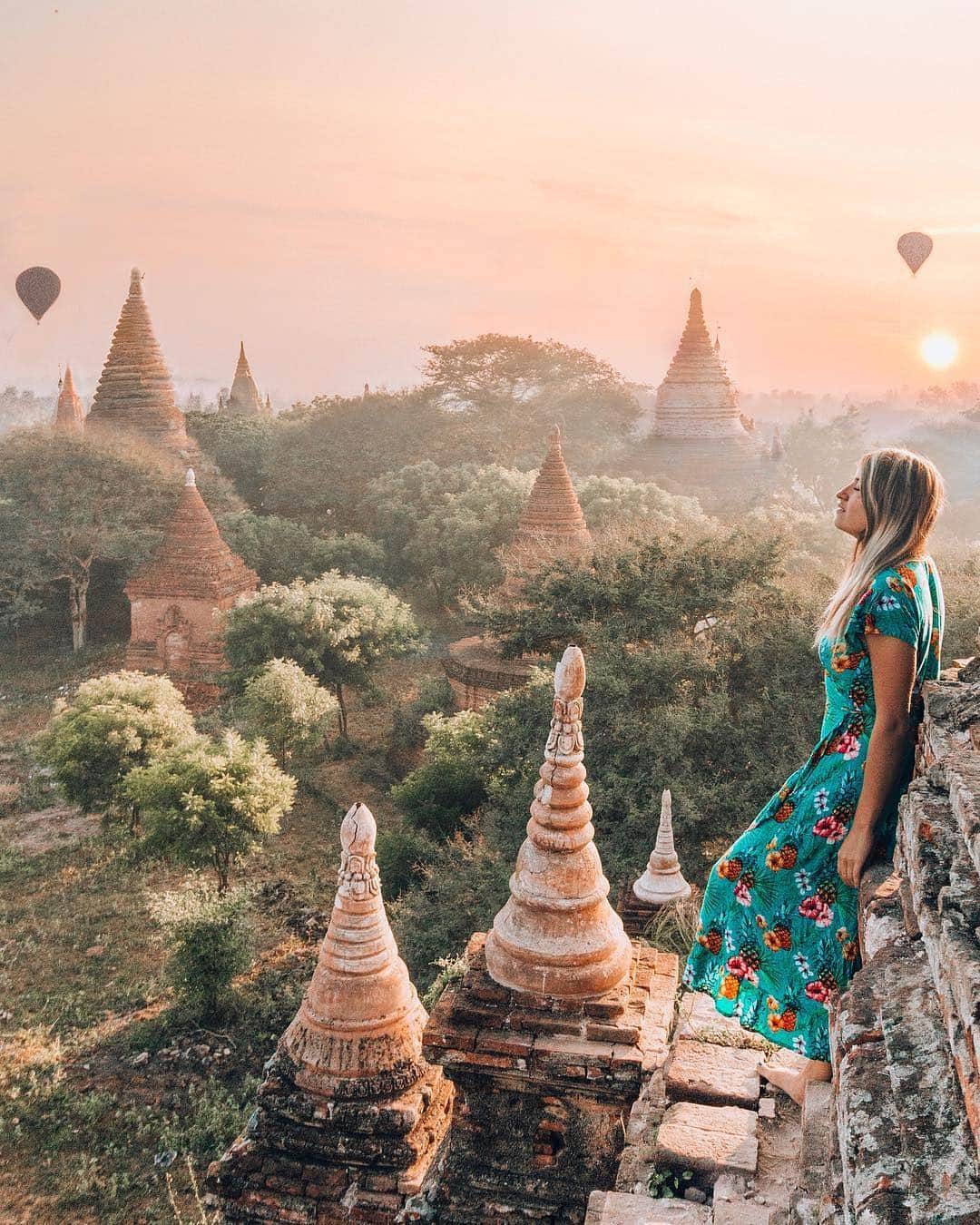 instagoodさんのインスタグラム写真 - (instagoodInstagram)「@latin.spirit  Waking up for sunrise isn’t always easy for me because I love to sleep long.  But in Bagan, I had the inner urge to wake up early.  Sunrises in Bagan are magical, like out of this world.  Watching the sun rise above the hundreds of Pagodas with all these hot air balloons is a unique experience.」4月27日 1時43分 - instagood